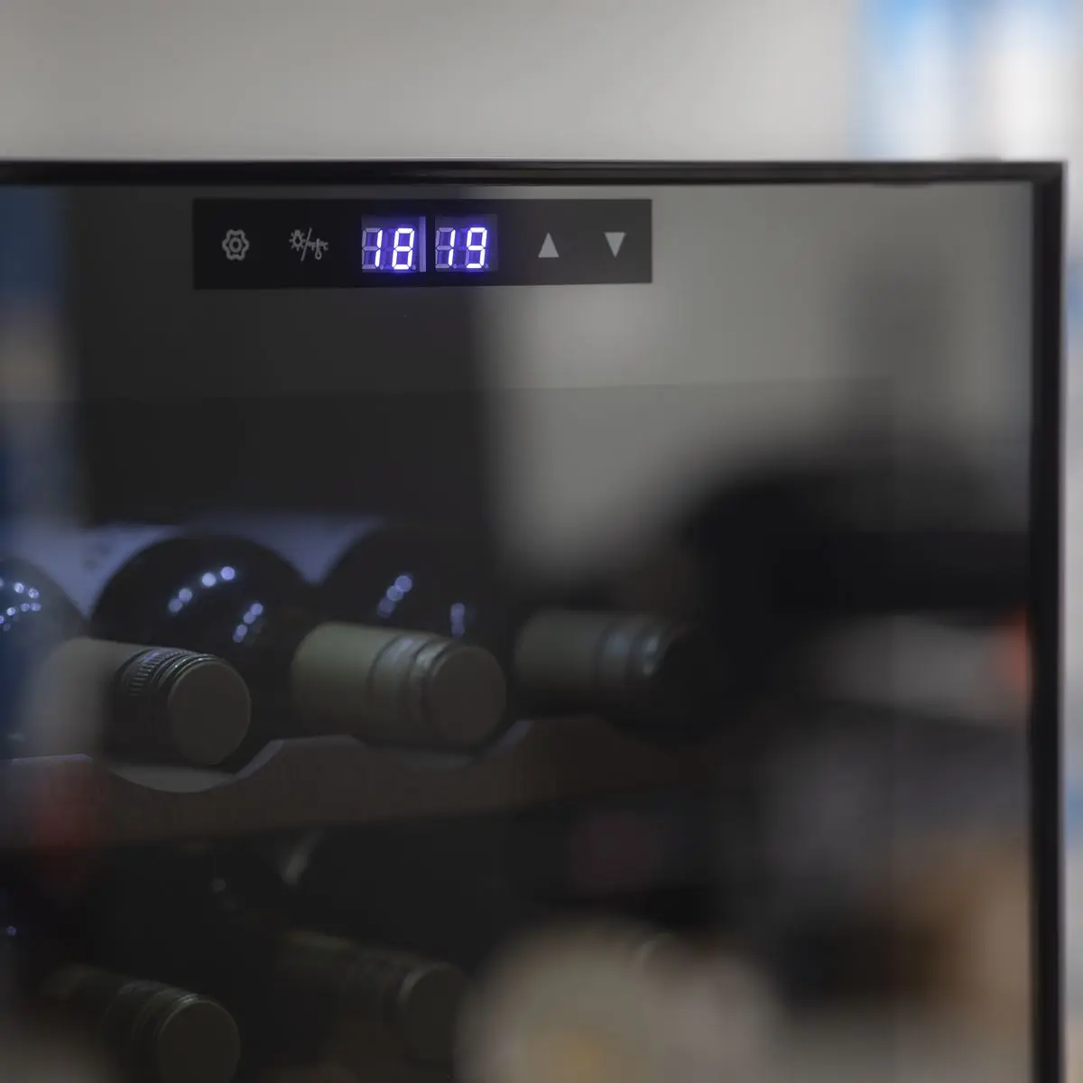 Baridi 27 Bottle Dual Zone Wine Cooler, Fridge with Digital Touchscreen Controls, Wooden Shelves & LED Light, Black - Image 7