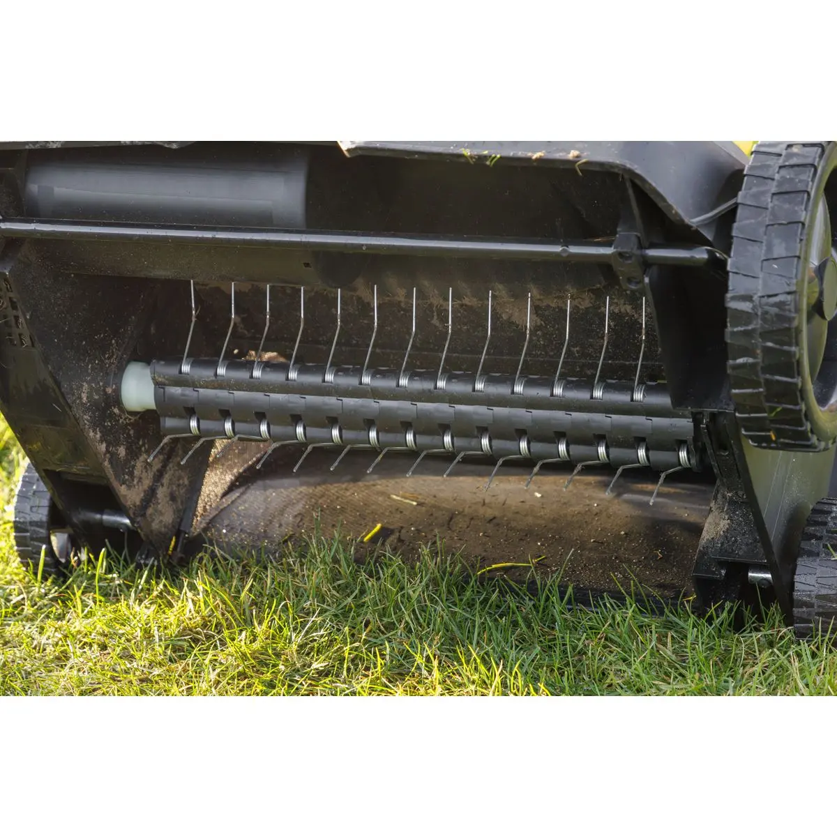 Dellonda 1500W Electric 2-in-1 Scarifier with 5-Heights, 36cm Cutting Diameter, 45L Grass Collection Bag, 10m Mains Cable, Hand Push - Image 22