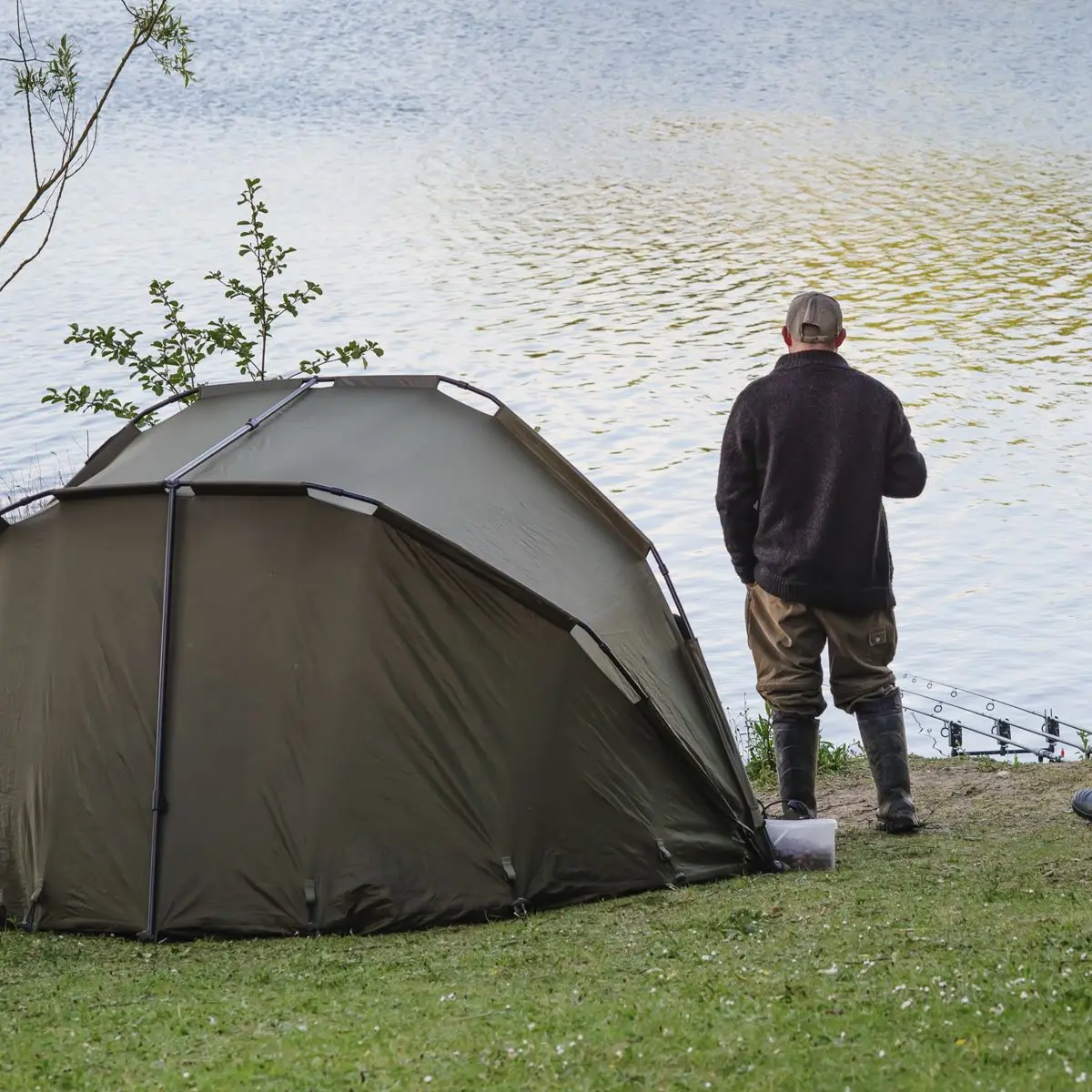 Dellonda Fishing Bivvy Carp Tent Lightweight 2-Man Waterproof & UV Protection Quick Assembly Pre-Threaded Poles with Ground Sheet & Heavy Duty Ground Pegs - Image 2