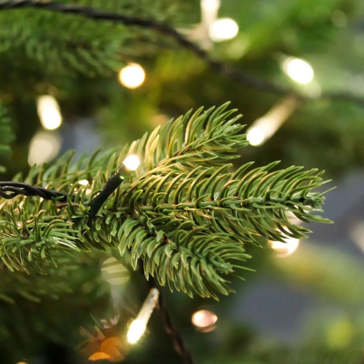 Dellonda Pre-Lit 5ft Hinged Christmas Tree with Warm White LED Lights & PE/PVC Tips - Image 10