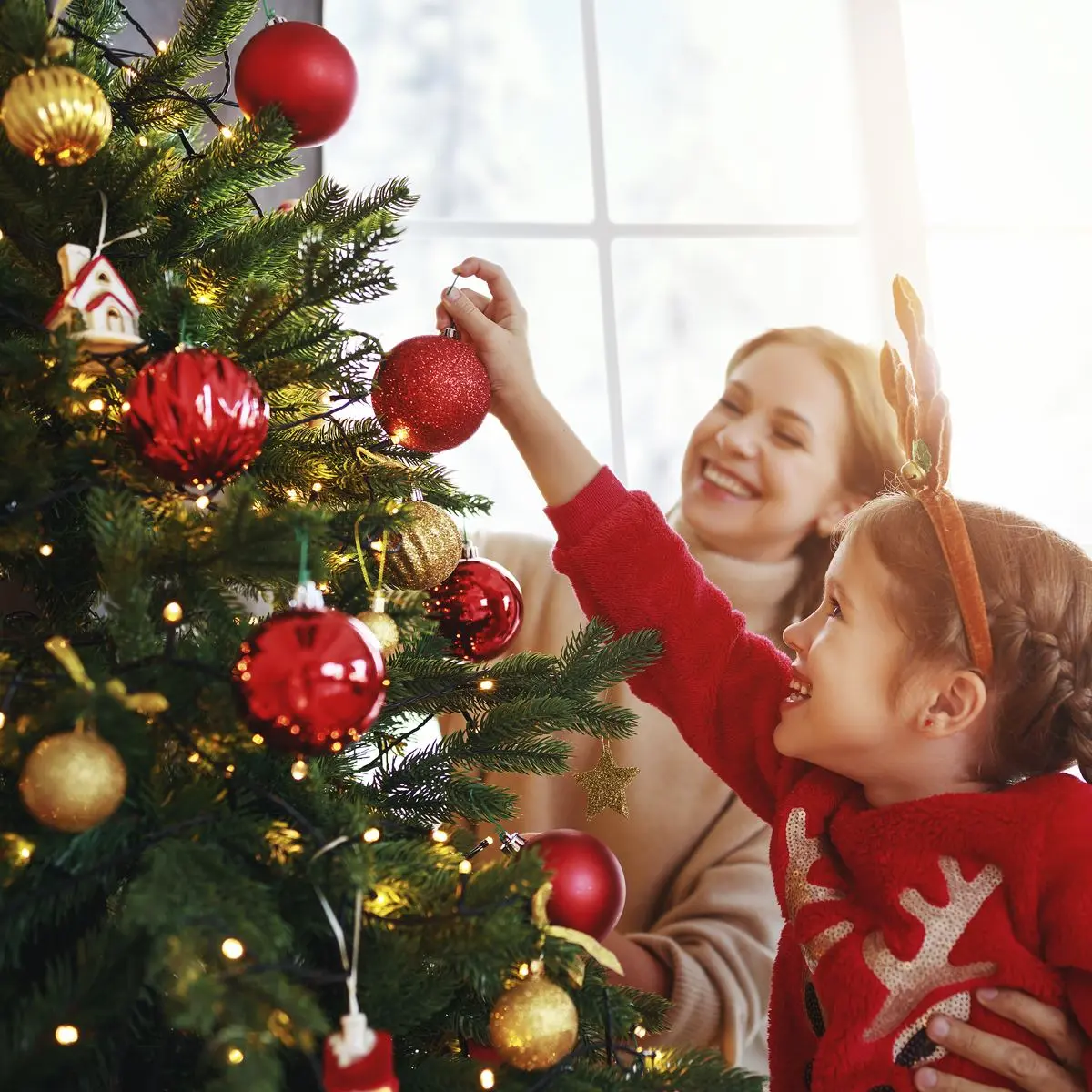 Dellonda Pre-Lit 6ft Hinged Christmas Tree with Warm White LED Lights & PE/PVC Tips - Image 9
