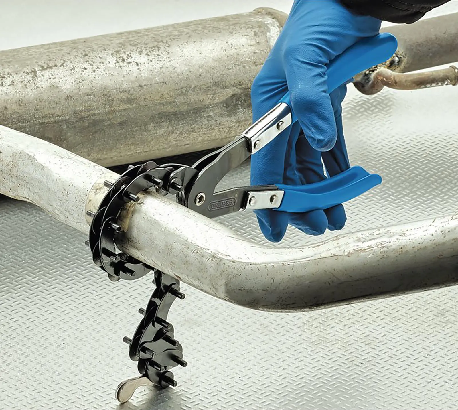 Draper Exhaust Pipe Cutting Pliers 25-260mm Spread Range - Image 4