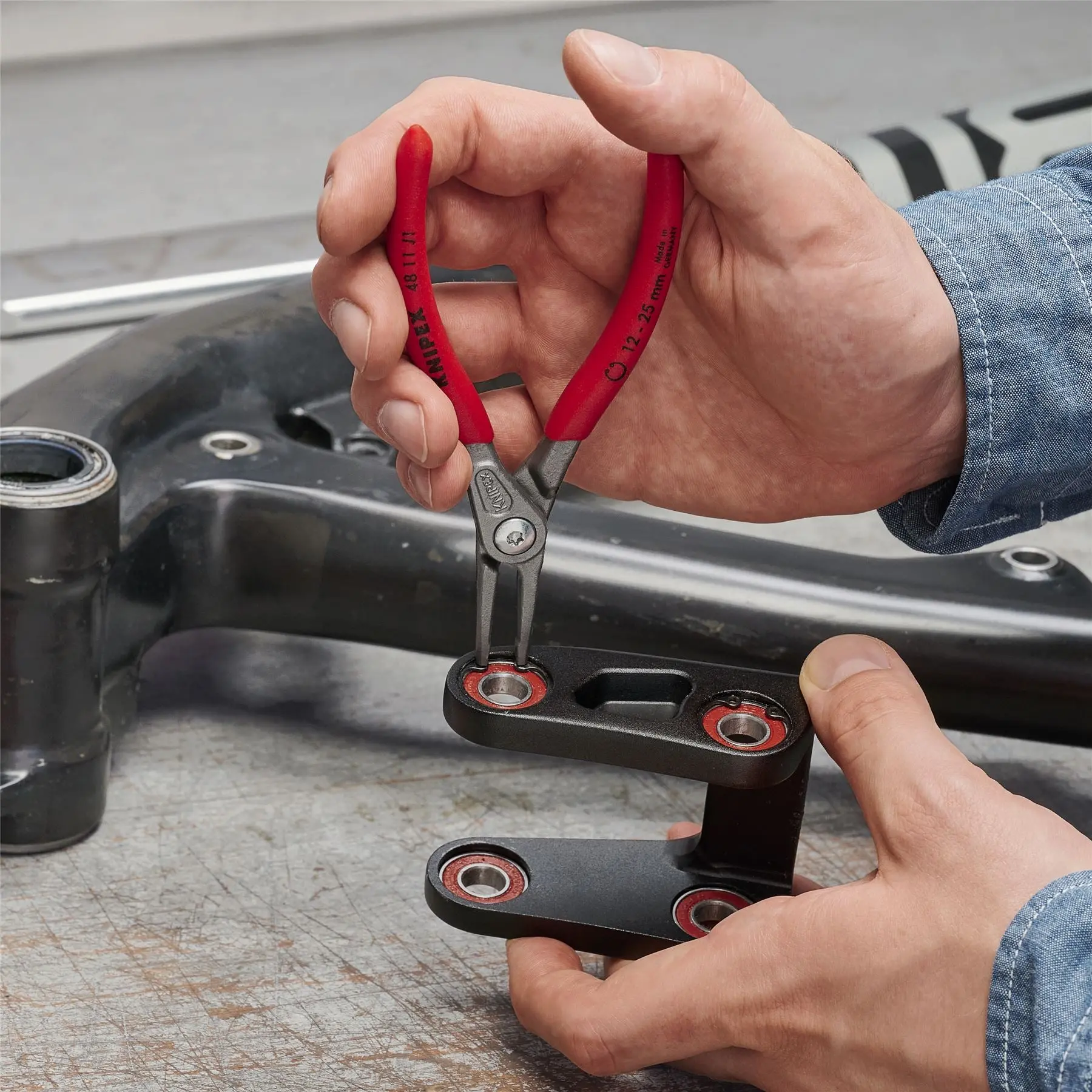 KNIPEX Circlip Pliers for Internal Circlips in Bore Holes 140mm 1.3mm Diameter Tips 48 11 J1 - Image 3