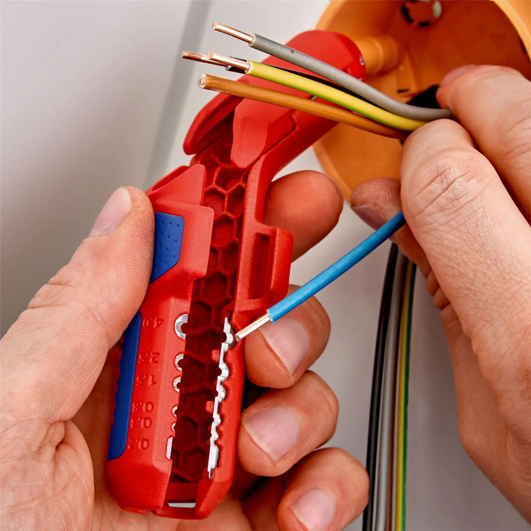 Knipex ErgoStrip® Universal Wire Stripping Tool 135mm 16 95 01 SB - Image 6