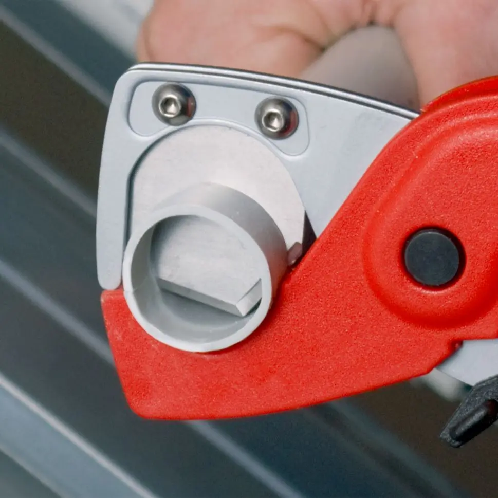 Knipex PlastiCut Cutter fro Flexible Hoses and Plastic Conduit Pipe 185mm 25mm Capacity 90 20 185 - Image 4