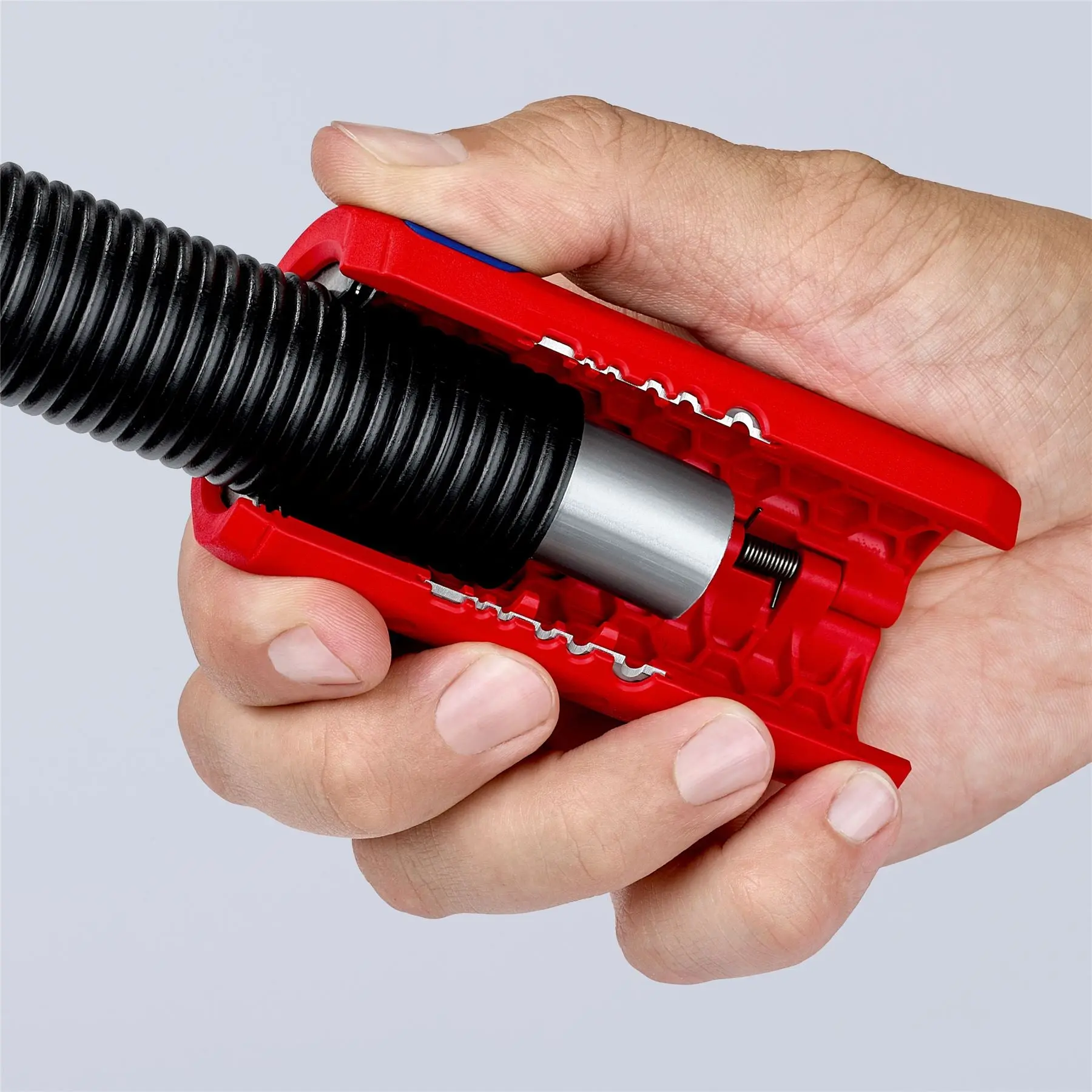 KNIPEX TwistCut Corrugated Pipe Cutter and Wire Stipper 13-32mm Diameter Capacity 100mm 90 22 02 SB - Image 3