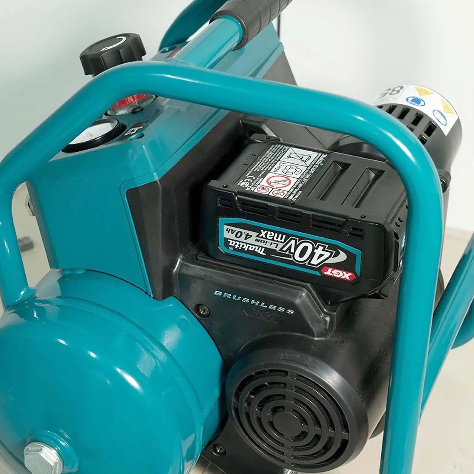 Makita Air Compressor XGT 40V Max Brushless Cordless 2 x 5Ah Batteries Rapid Charger AC001GT201 - Image 12