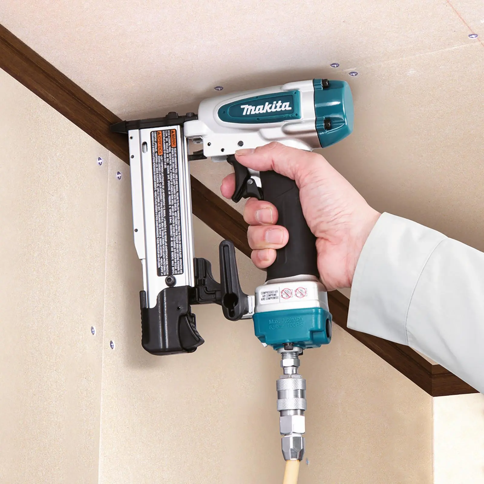 Makita Air Pin Brad Nailer 15-35mm 23 Gauge Nails AF353 - Image 3