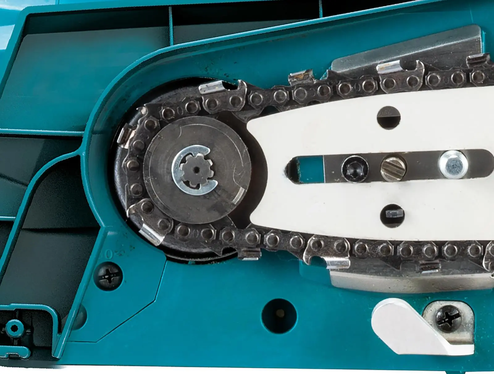 Makita Chainsaw Kit 25cm 10" 40V XGT Brushless Cordless Top Handle 2 x 2.5Ah Battery and Rapid Charger Garden Tree Cutting Pruning UC002GD202 - Image 7
