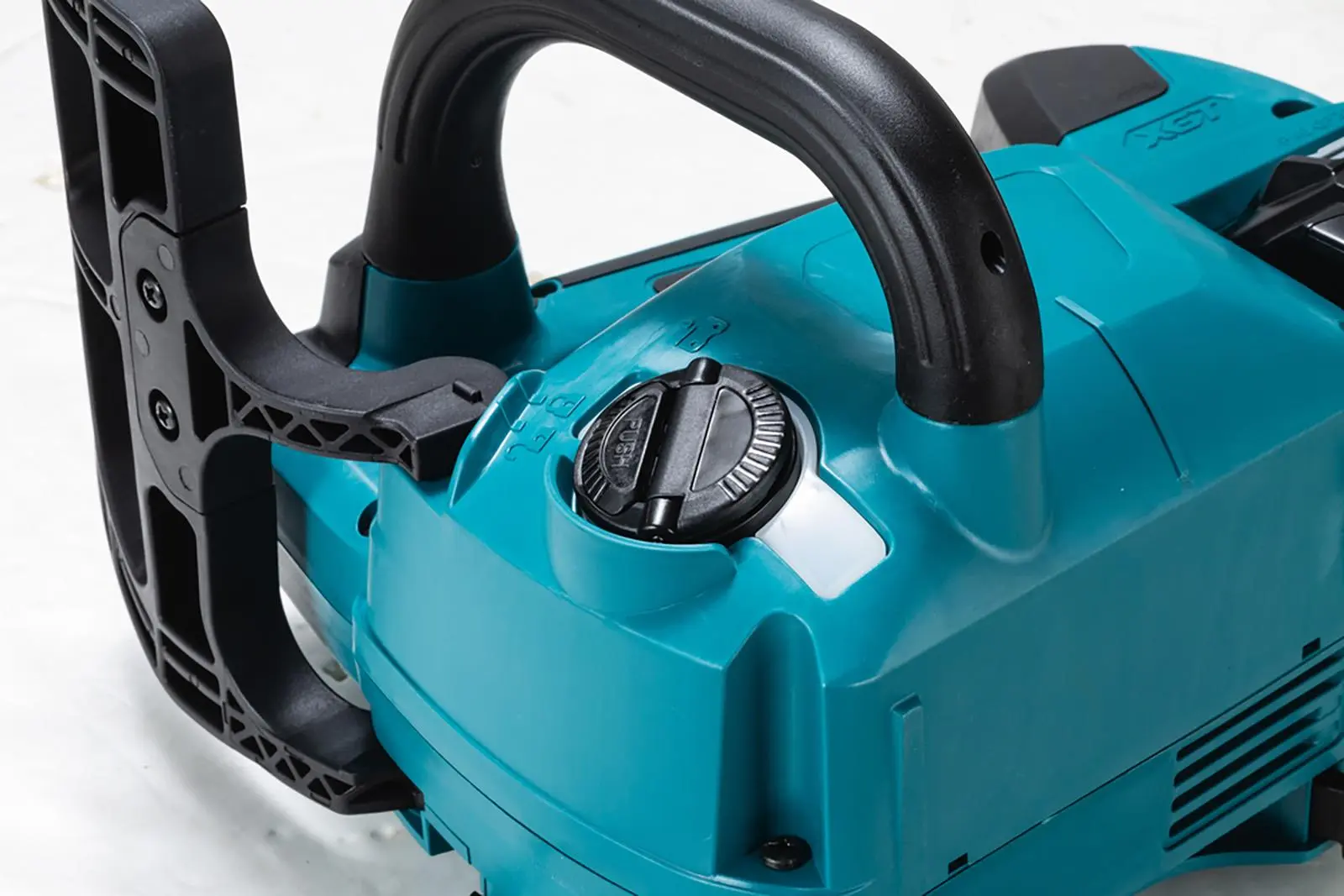 Makita Chainsaw Kit 25cm 10" 40V XGT Brushless Cordless Top Handle 2 x 2.5Ah Battery and Rapid Charger Garden Tree Cutting Pruning UC002GD202 - Image 9