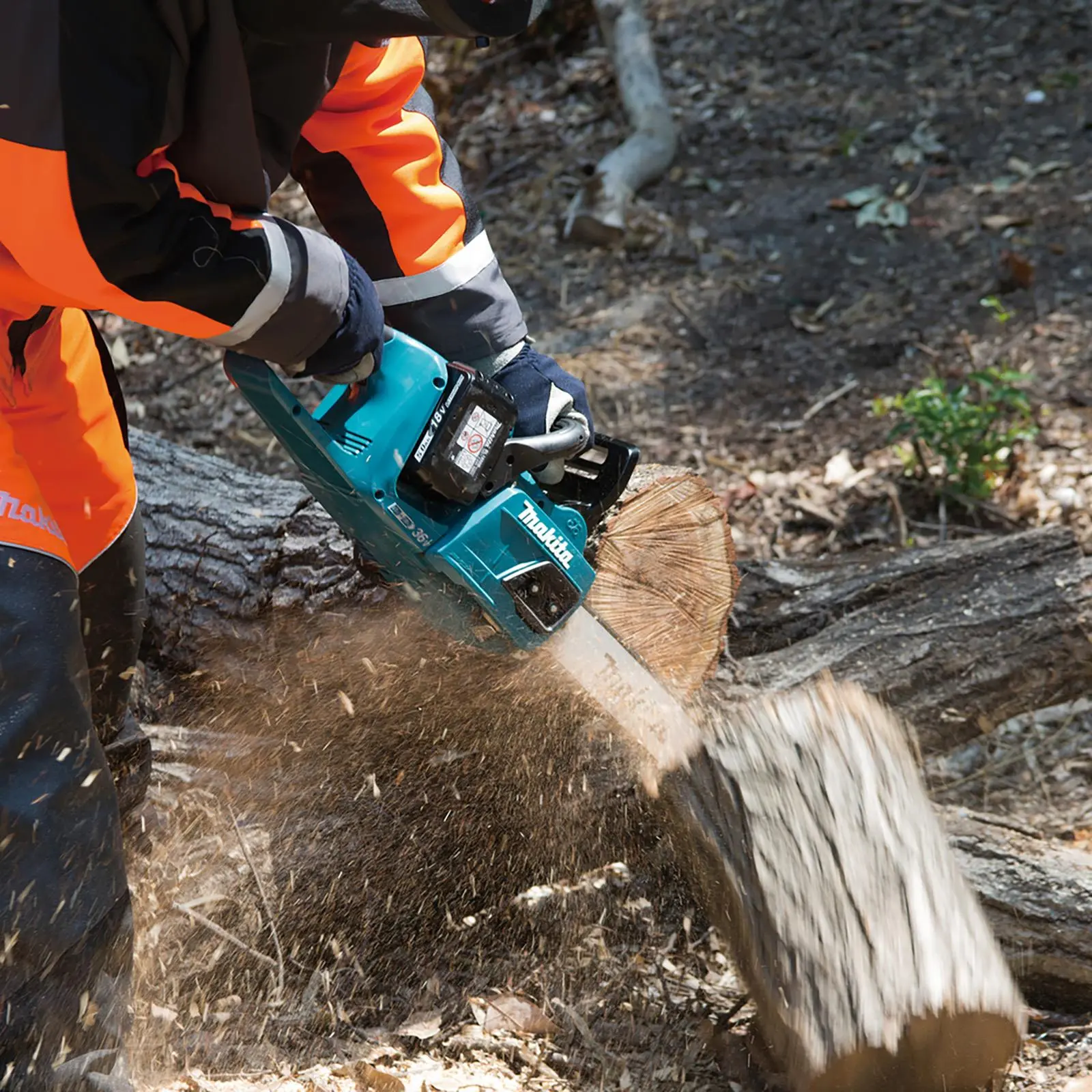 Makita Chainsaw Kit 30cm 12" 18V x 2 LXT Brushless Cordless 2 x 5Ah Battery and Dual Rapid Charger Garden Tree Cutting Pruning DUC305PT2 - Image 2