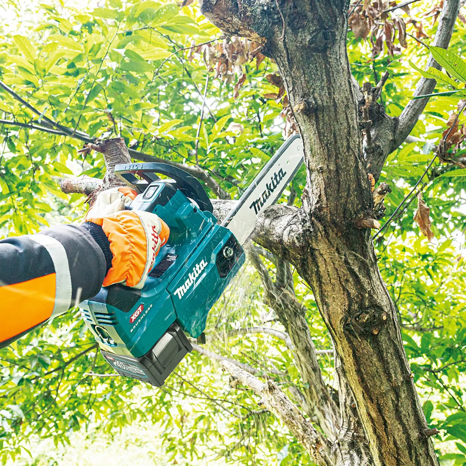 Makita Chainsaw Kit 30cm 12" 40V XGT Brushless Cordless Top Handle 2 x 2.5Ah Battery and Rapid Charger Garden Tree Cutting Pruning UC003GD202 - Image 5