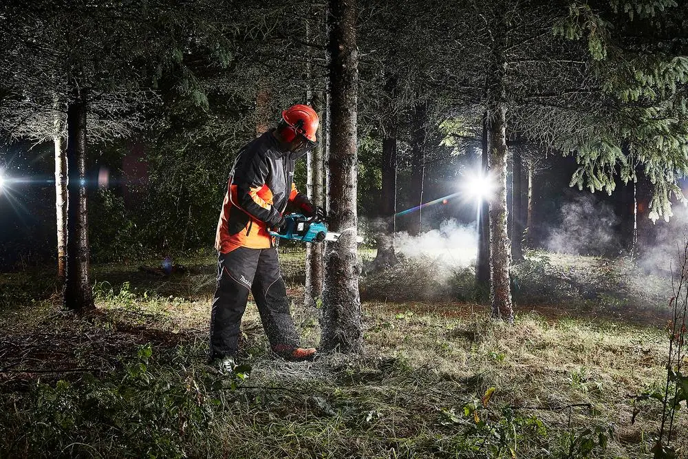 Makita Chainsaw Kit Heavy Duty 35cm 14" 18V x 2 LXT Brushless Cordless 2 x 5Ah Battery and Dual Rapid Charger Garden Tree Cutting Pruning DUC353PT2 - Image 7
