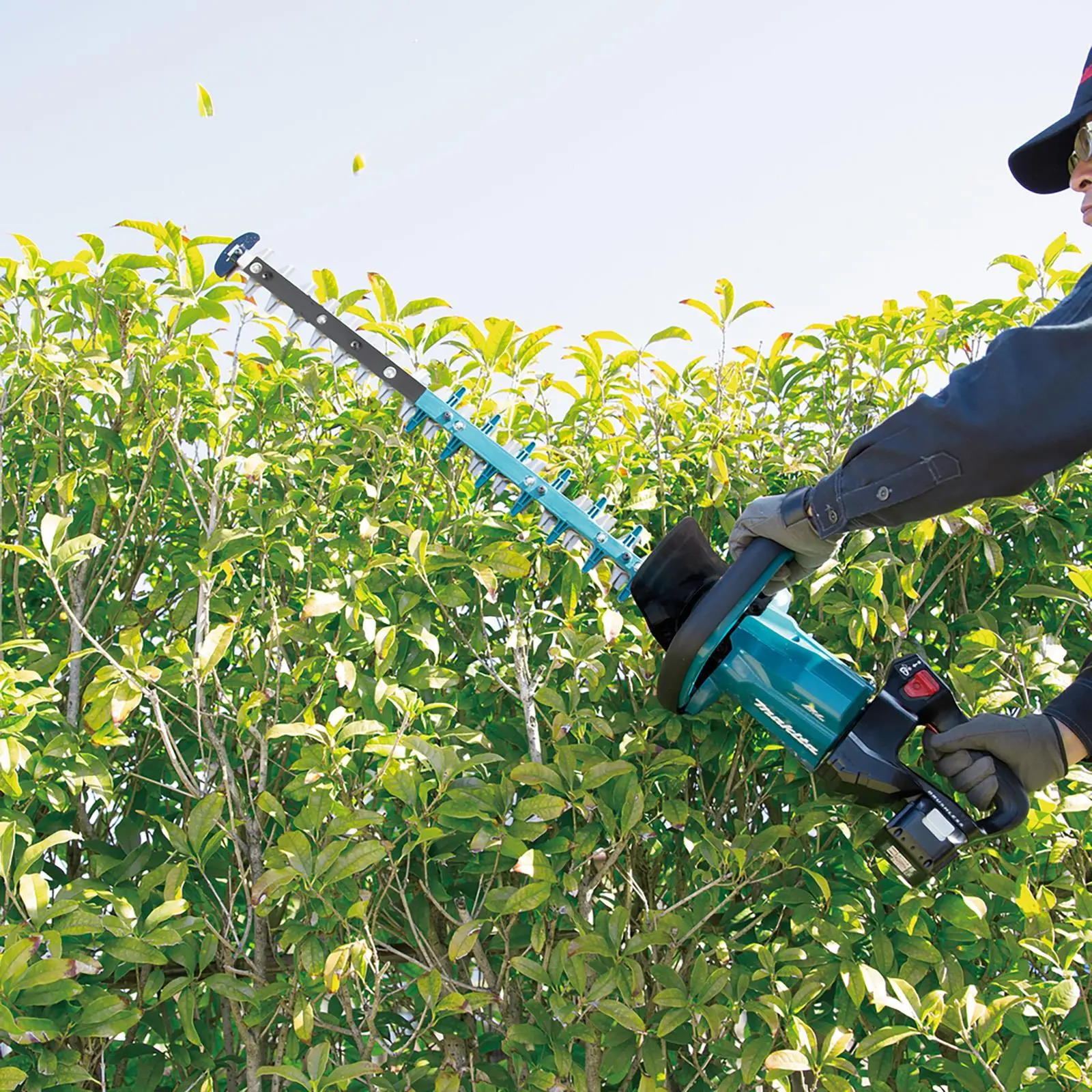 Makita Hedge Trimmer Kit 60cm 18V LXT Li-ion Brushless Cordless 5Ah Battery and Charger Garden Bush Cutter Cutting DUH601RT - Image 3