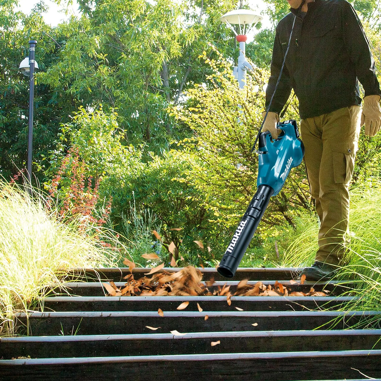 Makita Leaf Blower Kit 18V x 2 LXT Brushless Cordless 2 x 5Ah Battery and Dual Rapid Charger 14.4N Garden Grass Clippings Construction DUB362PT2 - Image 11