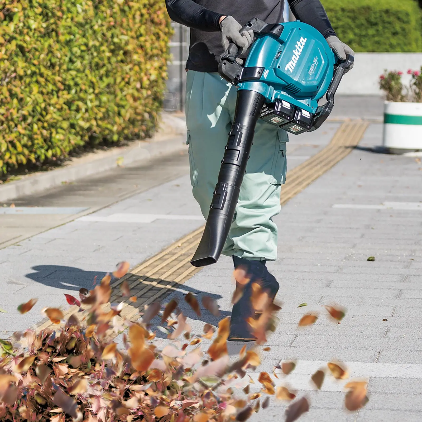 Makita Leaf Blower Vacuum Kit 18V x 2 LXT Brushless Cordless 2 x 5Ah Battery and Dual Rapid Charger 14.4N Garden Grass Clippings Construction DUB363PT2V - Image 3