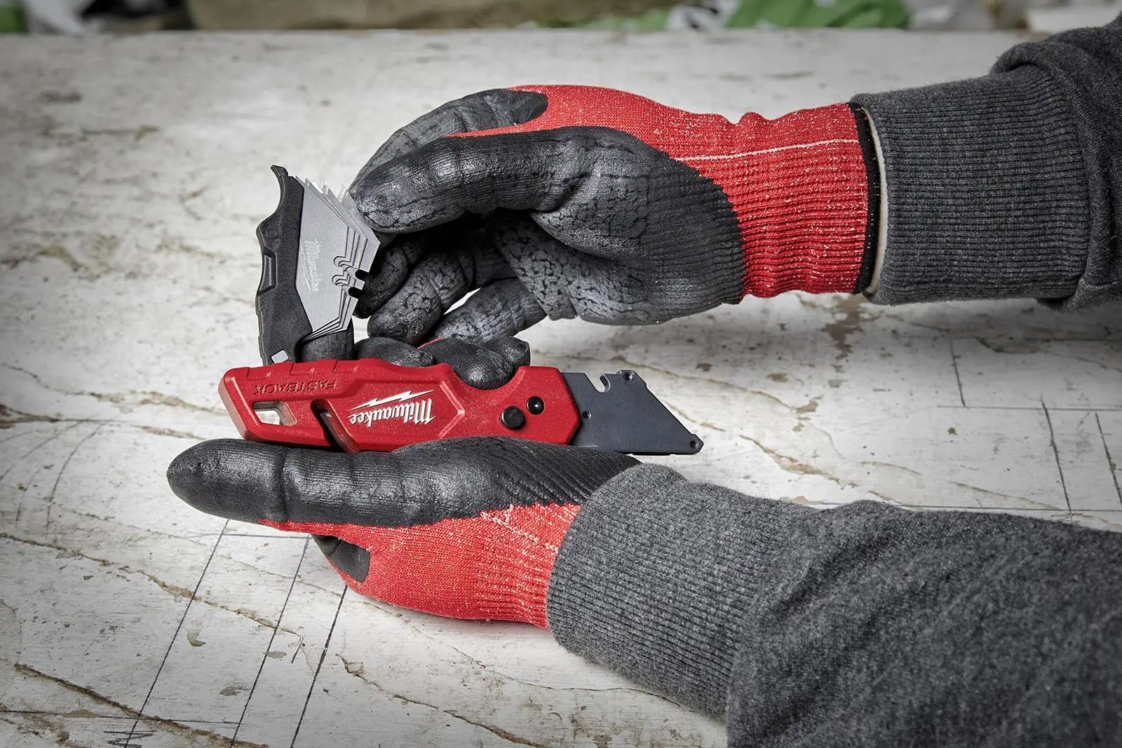 Milwaukee FASTBACK Flip Utility Knife with Blade Storage - Image 7