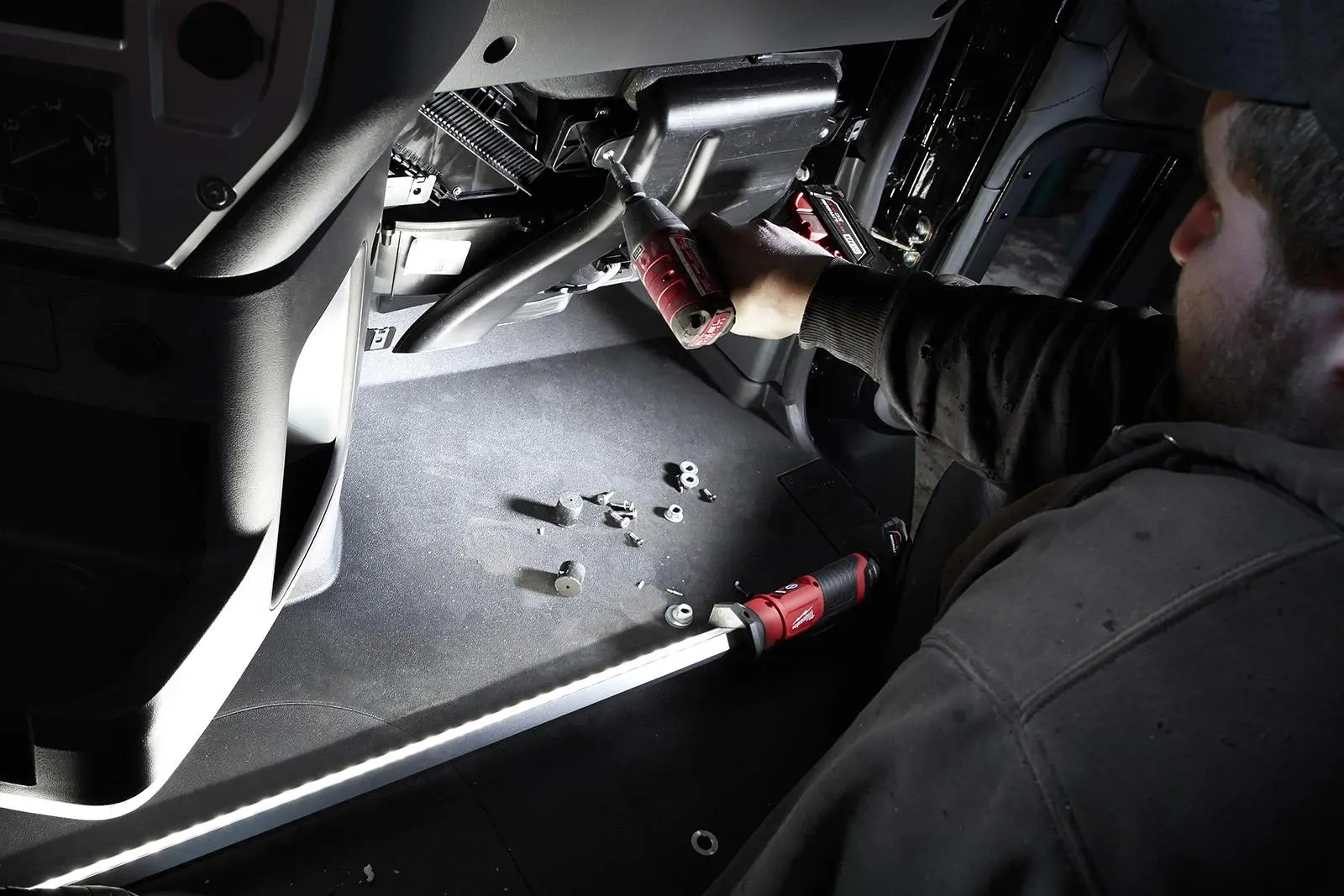 Milwaukee M12 12V Underhood LED Light 1350 Lumens TRUEVIEW Bonnet Inspection Bare Unit M12UHL-0 - Image 5