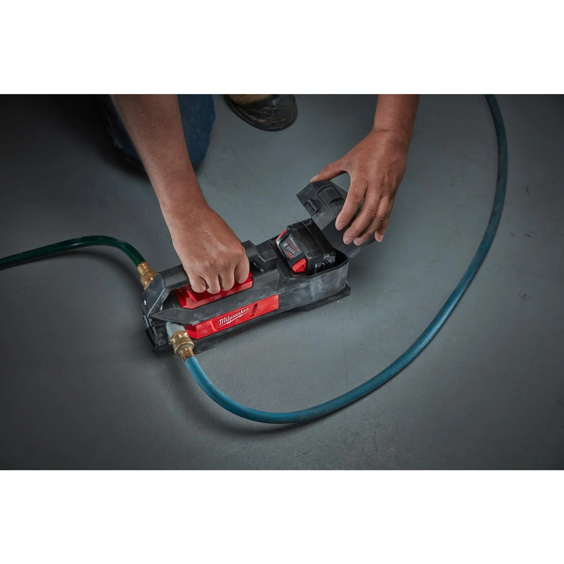 Milwaukee M18 18V Compact Cordless Transfer Pump Bare Unit M18BTP-0 - Image 4