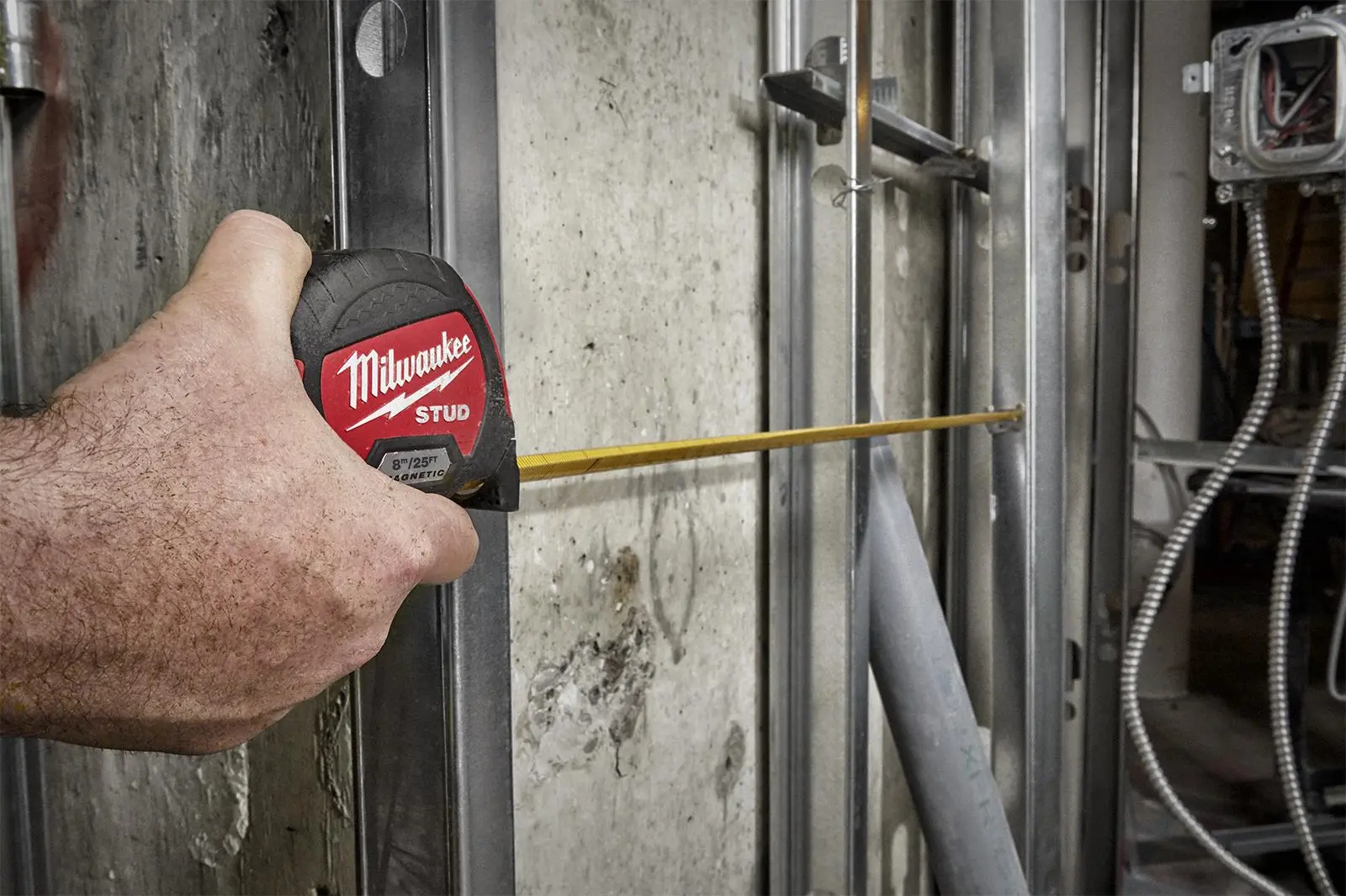 Milwaukee Magnetic Tape Measure 8m 26ft STUD Gen 2 Metric Imperial 33mm Blade Width - Image 7