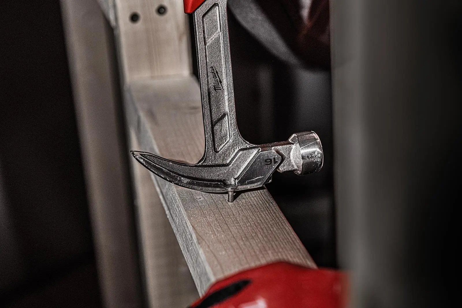 Milwaukee Steel Rip Claw Hammer 16oz Magnetic Nail Starter - Image 7