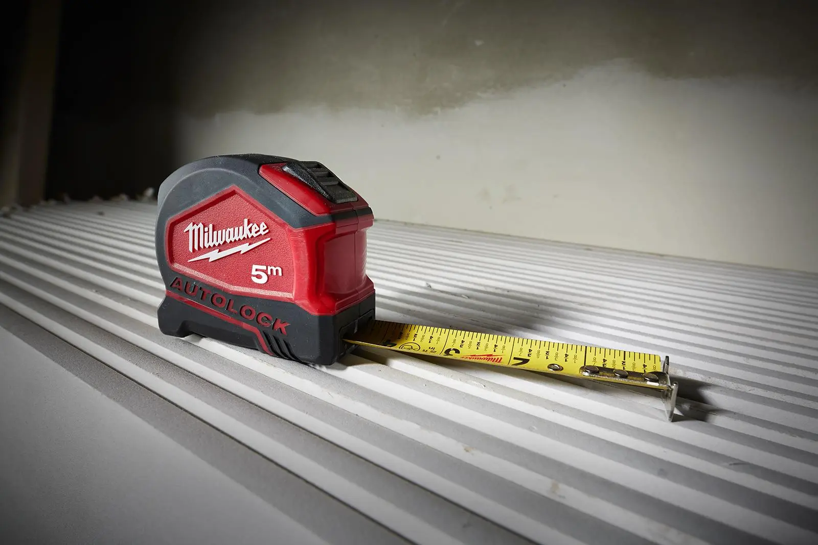 Milwaukee Tape Measure 5m 16ft Metric Imperial Autolock 25mm Blade Width - Image 5