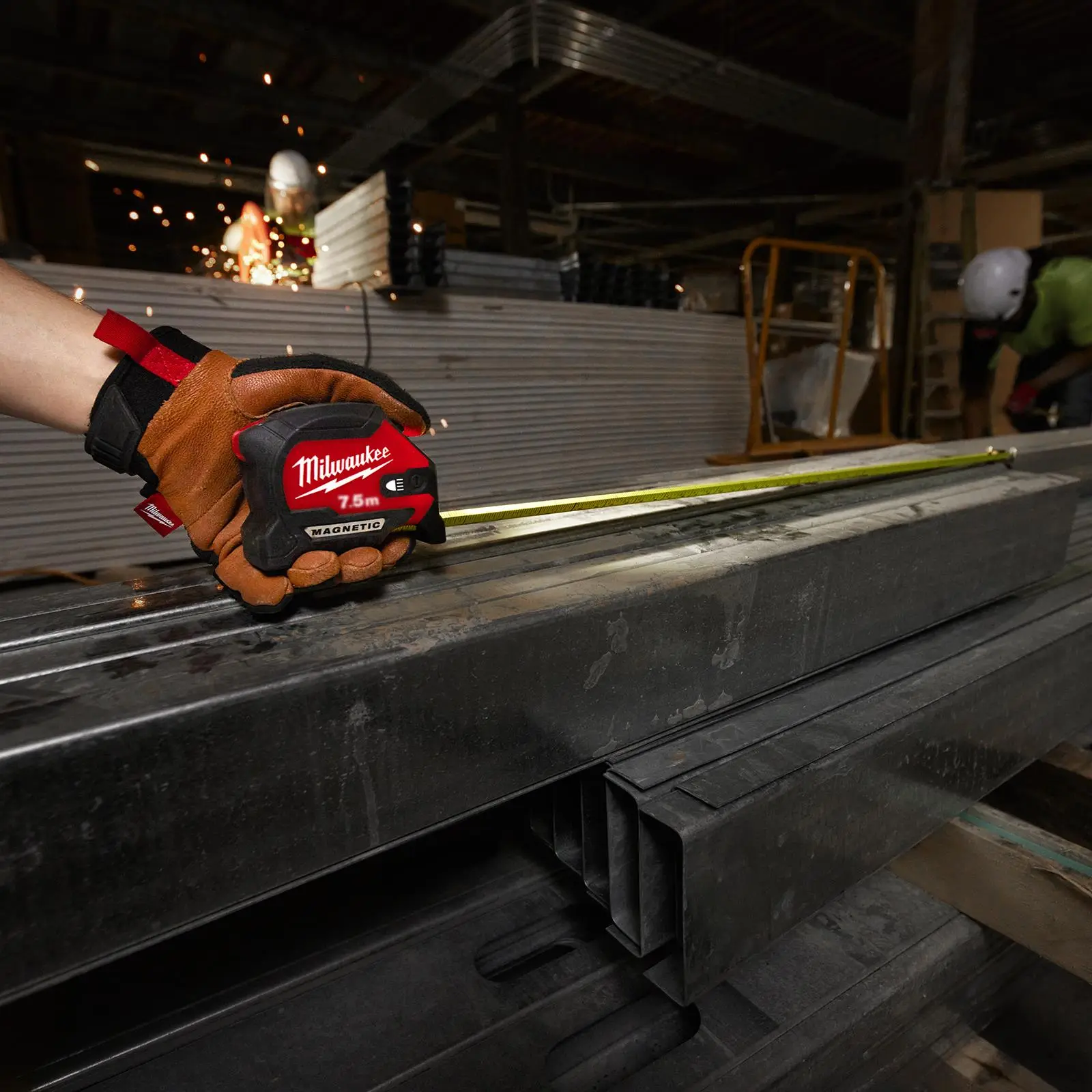 Milwaukee Tape Measure Magnetic 7.5m with LED Light 30mm Wide Blade 100 Lumens - Image 6