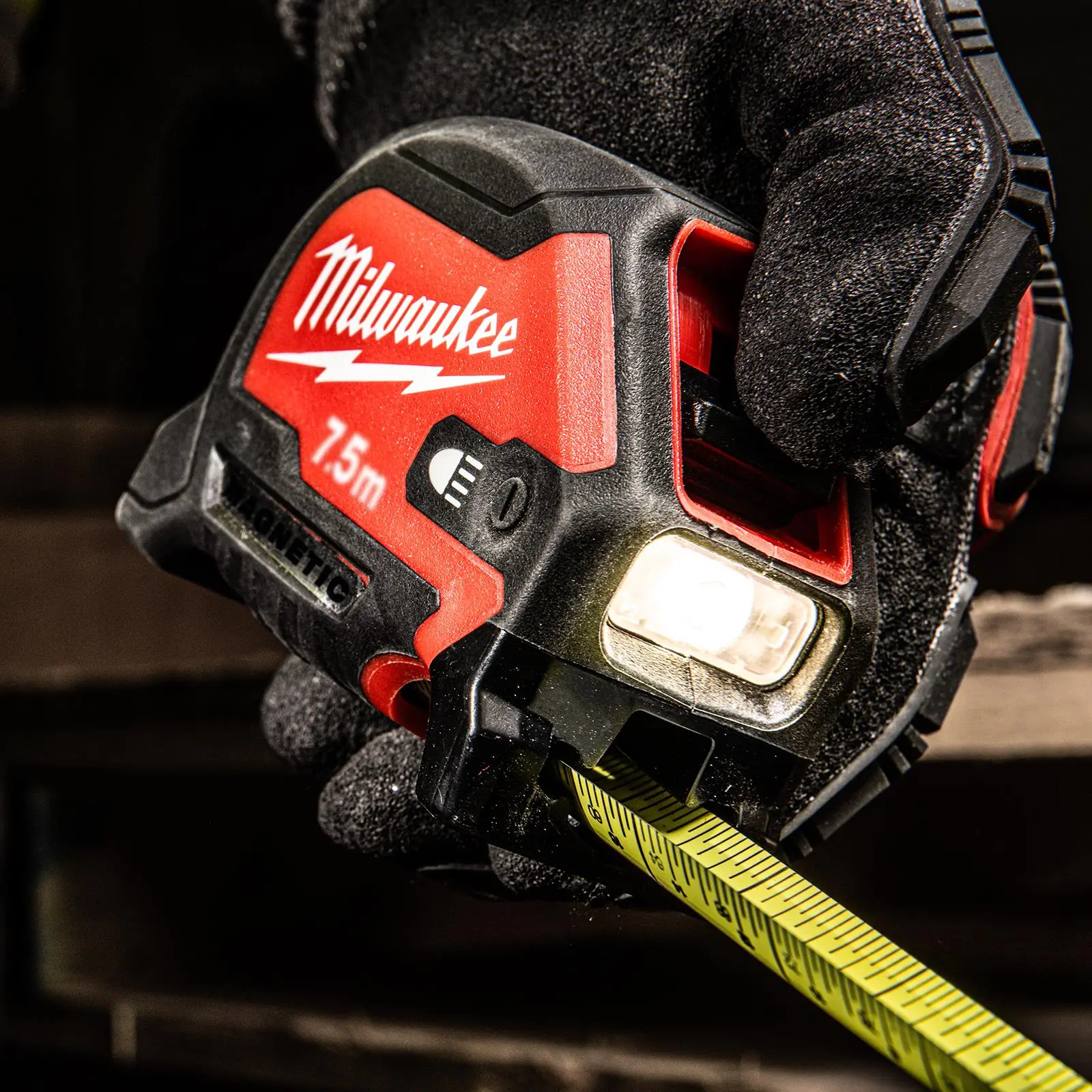 Milwaukee Tape Measure Magnetic 7.5m with LED Light 30mm Wide Blade 100 Lumens - Image 8