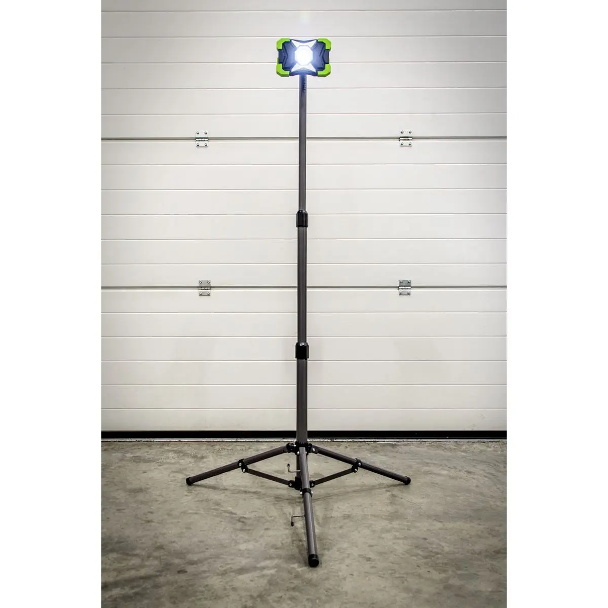 Sealey 15W COB LED Portable Floodlight & Telescopic Tripod - Image 7