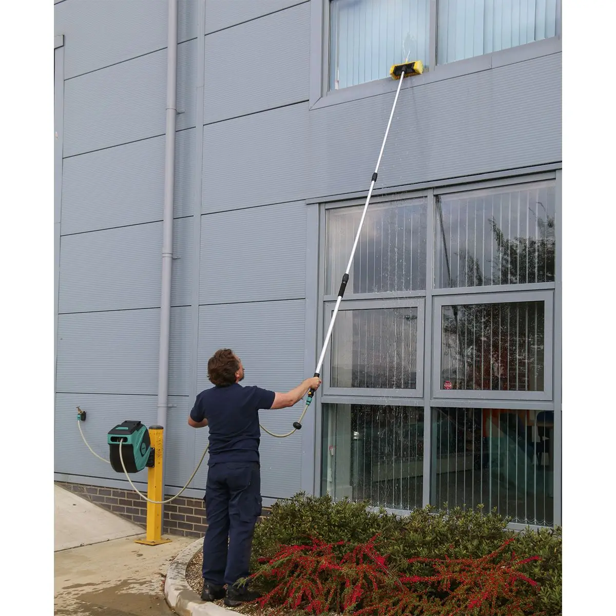 Sealey 5-Sided Flo-Thru Brush with 3m Telescopic Handle - Image 5