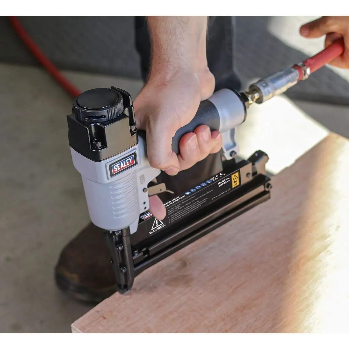Sealey Air Nail Staple Gun 10-50mm Nails 10-40mm Staples Capacity Nailer Stapler - Image 4