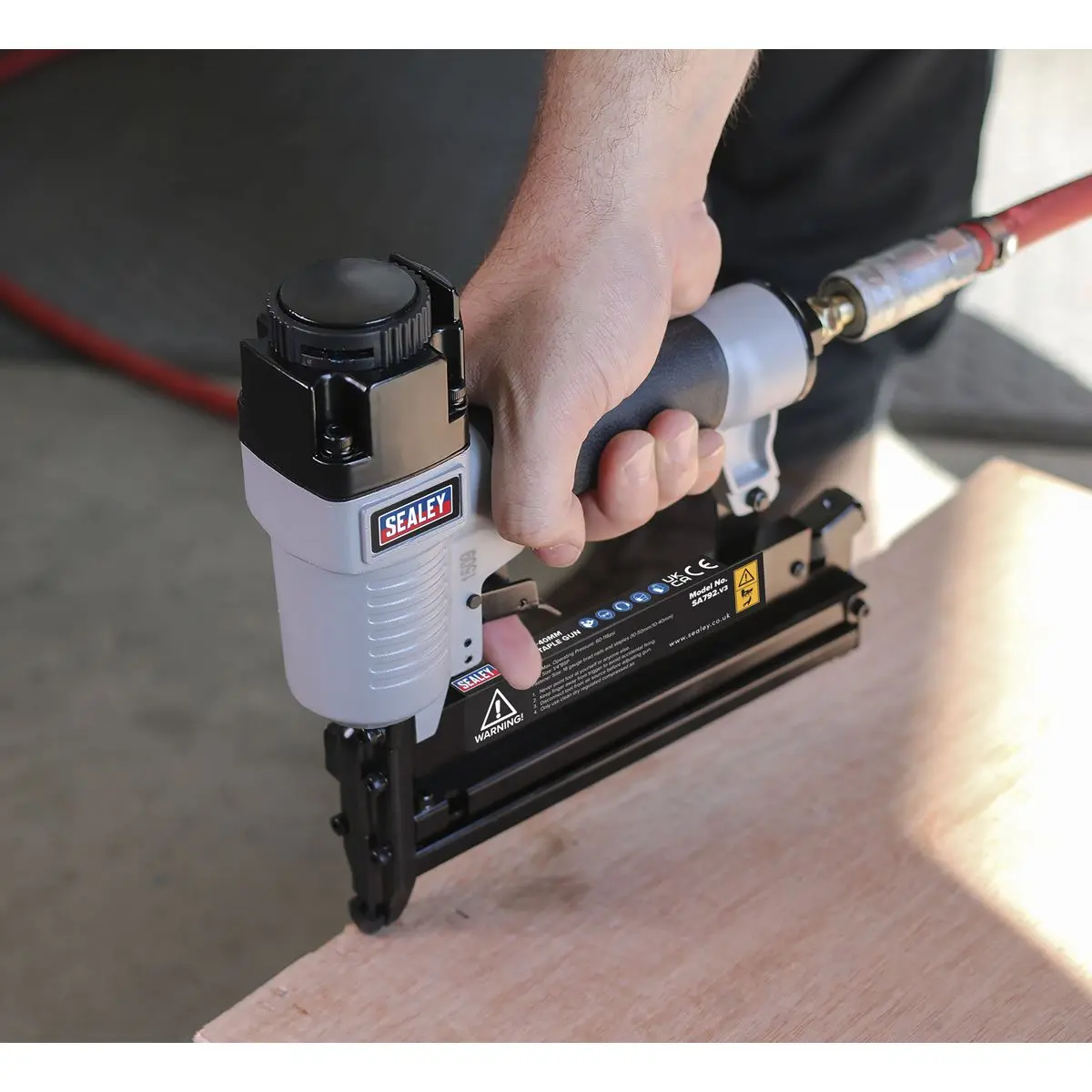 Sealey Air Nail Staple Gun 10-50mm Nails 10-40mm Staples Capacity Nailer Stapler - Image 7