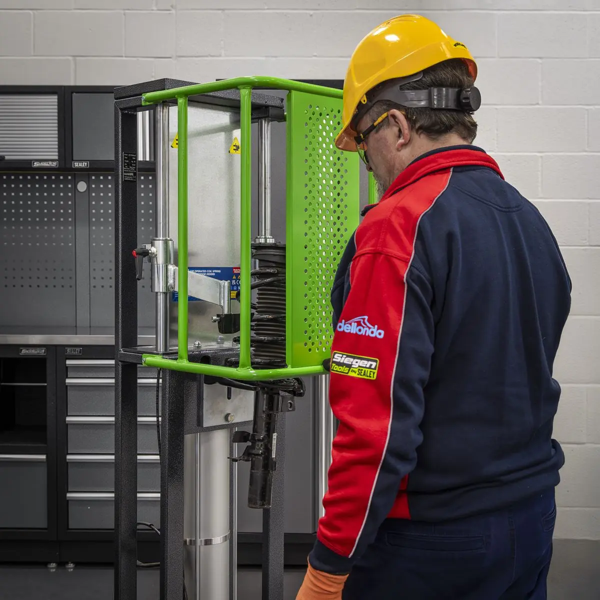 Sealey Air Operated Coil Spring Compressor 2500kg - Image 9