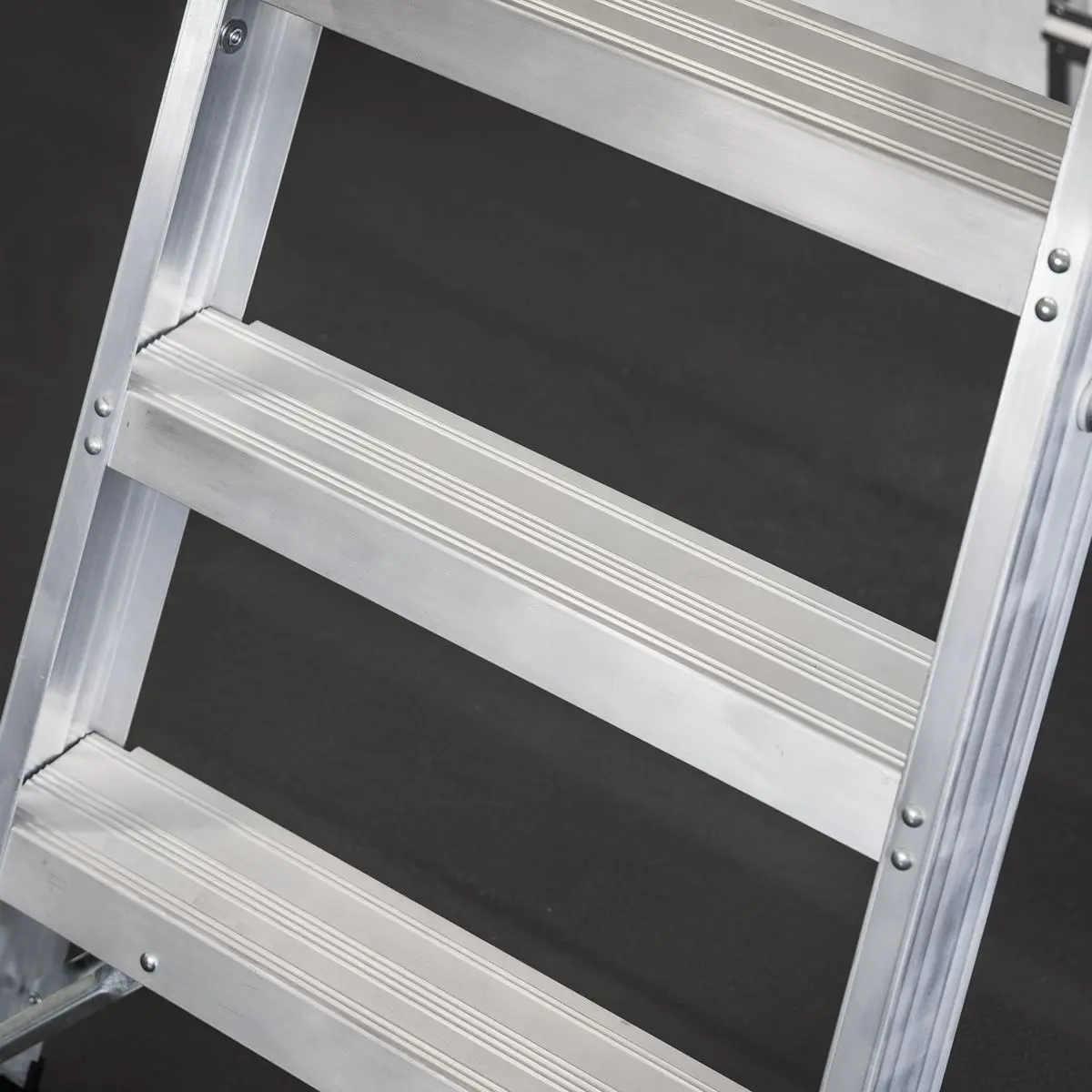 Sealey Aluminium Step Ladder 10-Tread Industrial BS EN 131 - Image 4