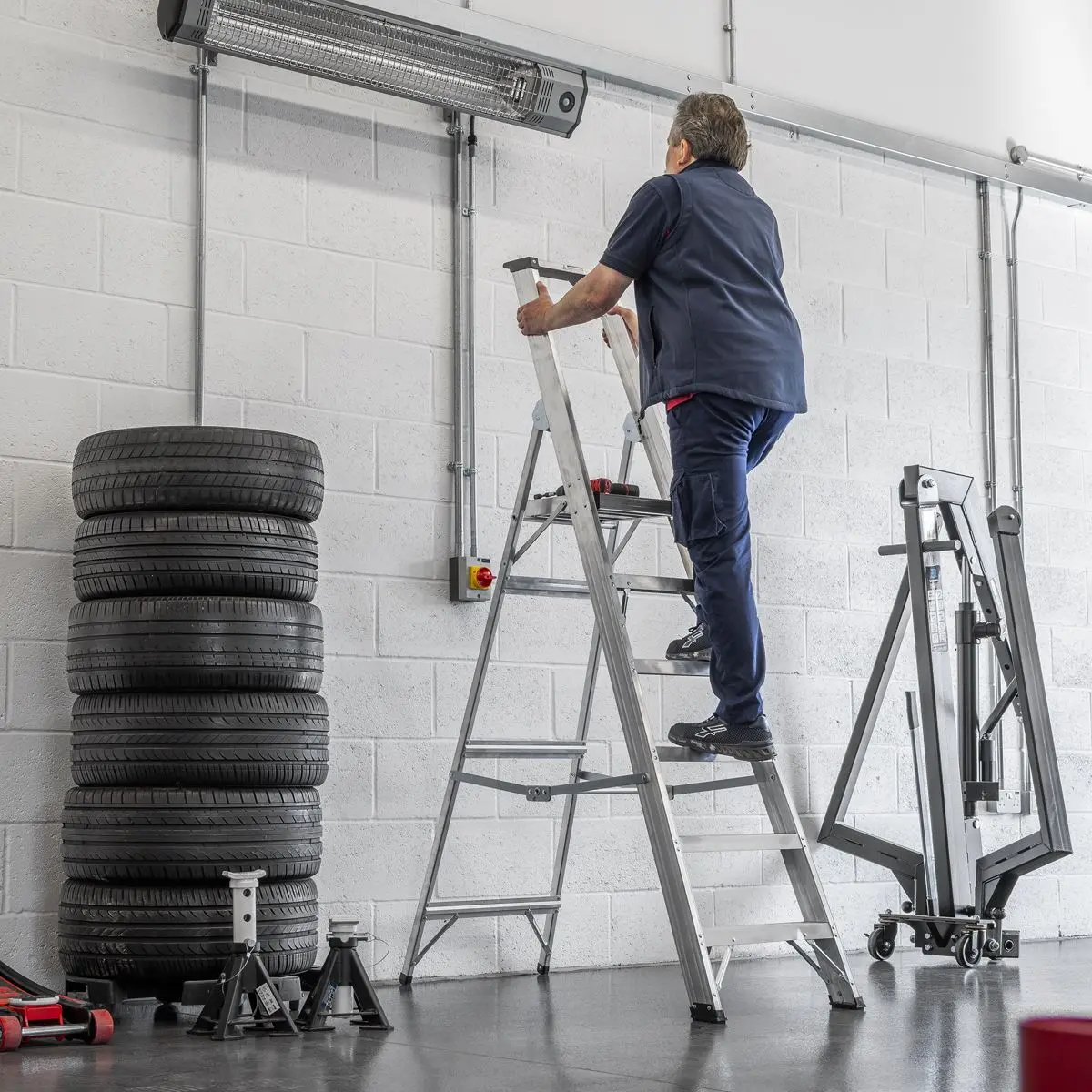 Sealey Aluminium Step Ladder 6-Tread Industrial BS EN 131 - Image 6