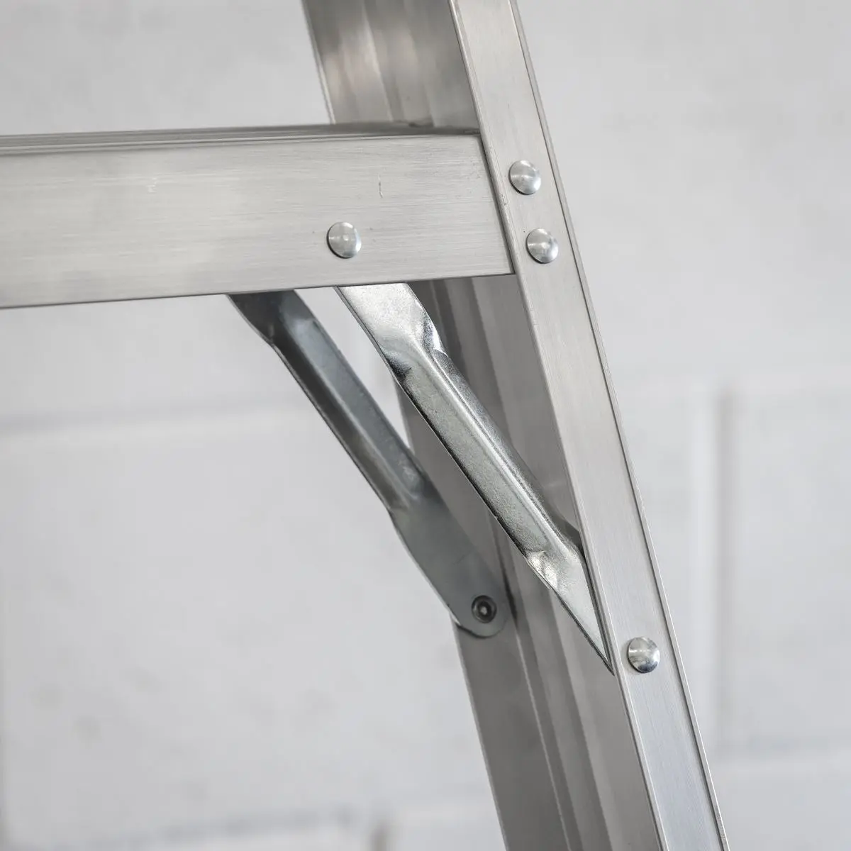 Sealey Aluminium Step Ladder 8-Tread Industrial BS EN 131 - Image 3