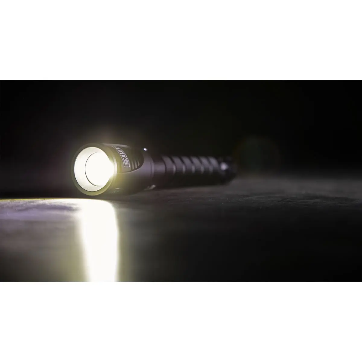 Sealey Rechargeable Aluminium Torch with Adjustable Focus 60W COB LED - Image 11