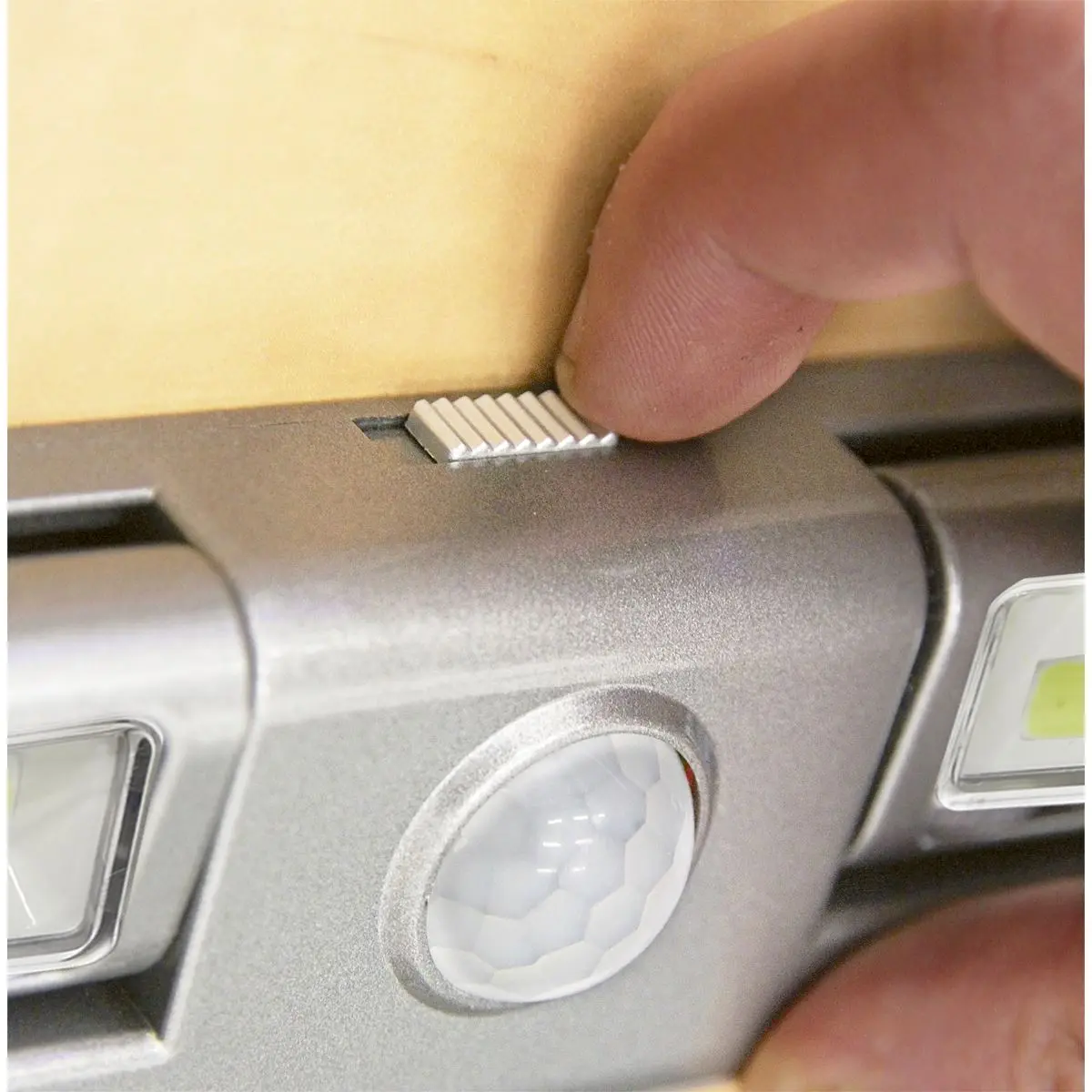Sealey Auto Light 1W COB LED with PIR Sensor 3 x AA Cell - Image 7