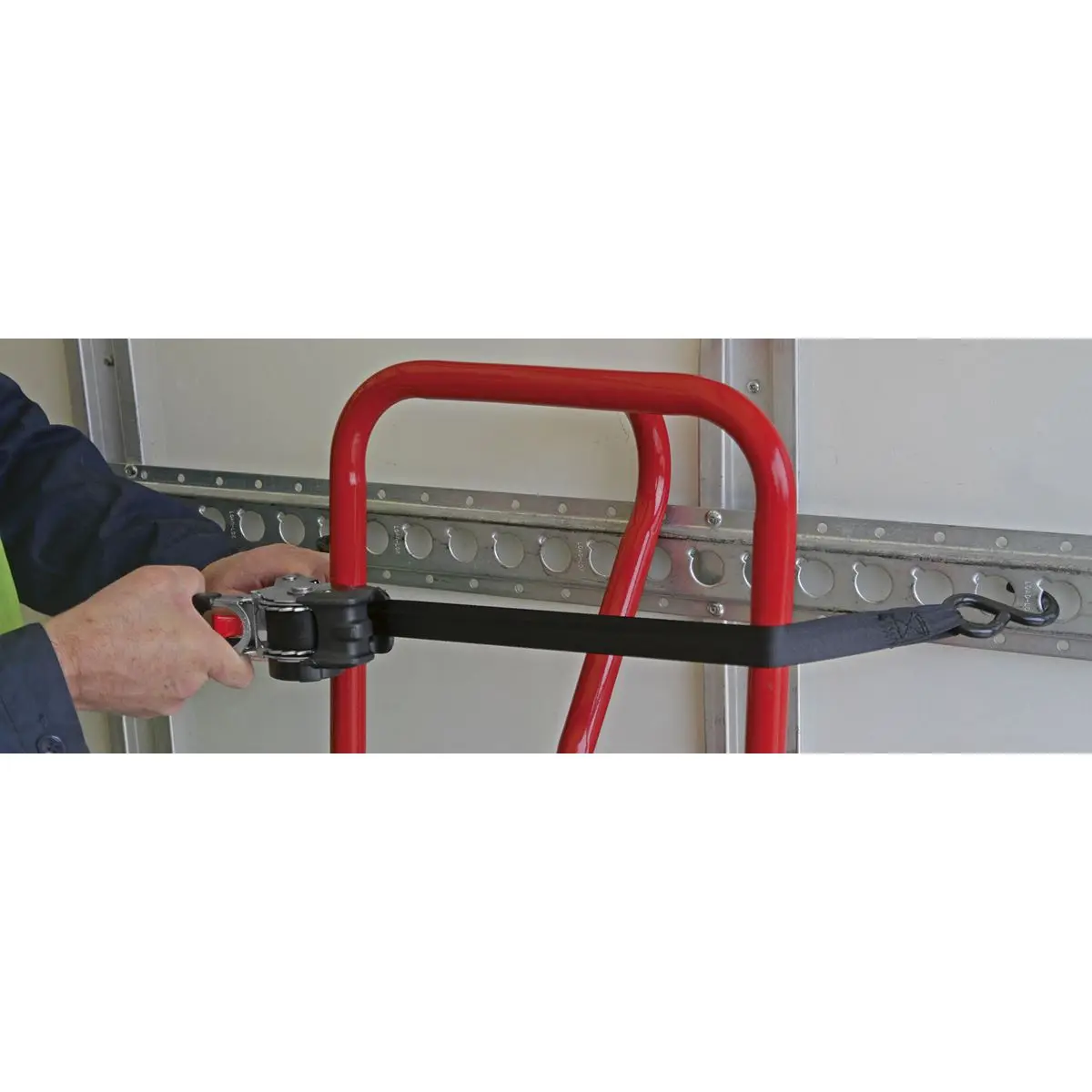 Sealey Auto Retractable Ratchet Strap 25mm x 3m - Image 2