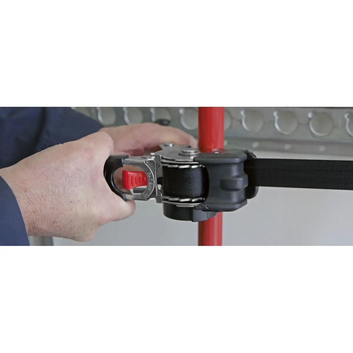 Sealey Auto Retractable Ratchet Strap 25mm x 3m - Image 3