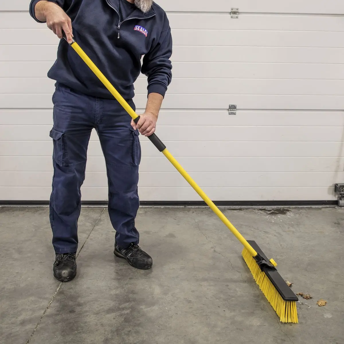 Sealey Bulldozer Yard Broom 24"(600mm) - Image 10