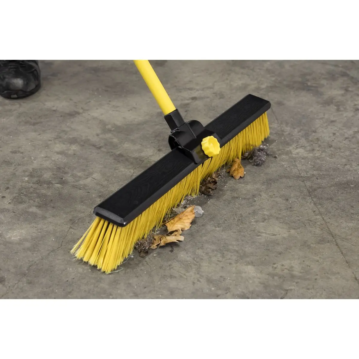 Sealey Bulldozer Yard Broom 24"(600mm) - Image 11