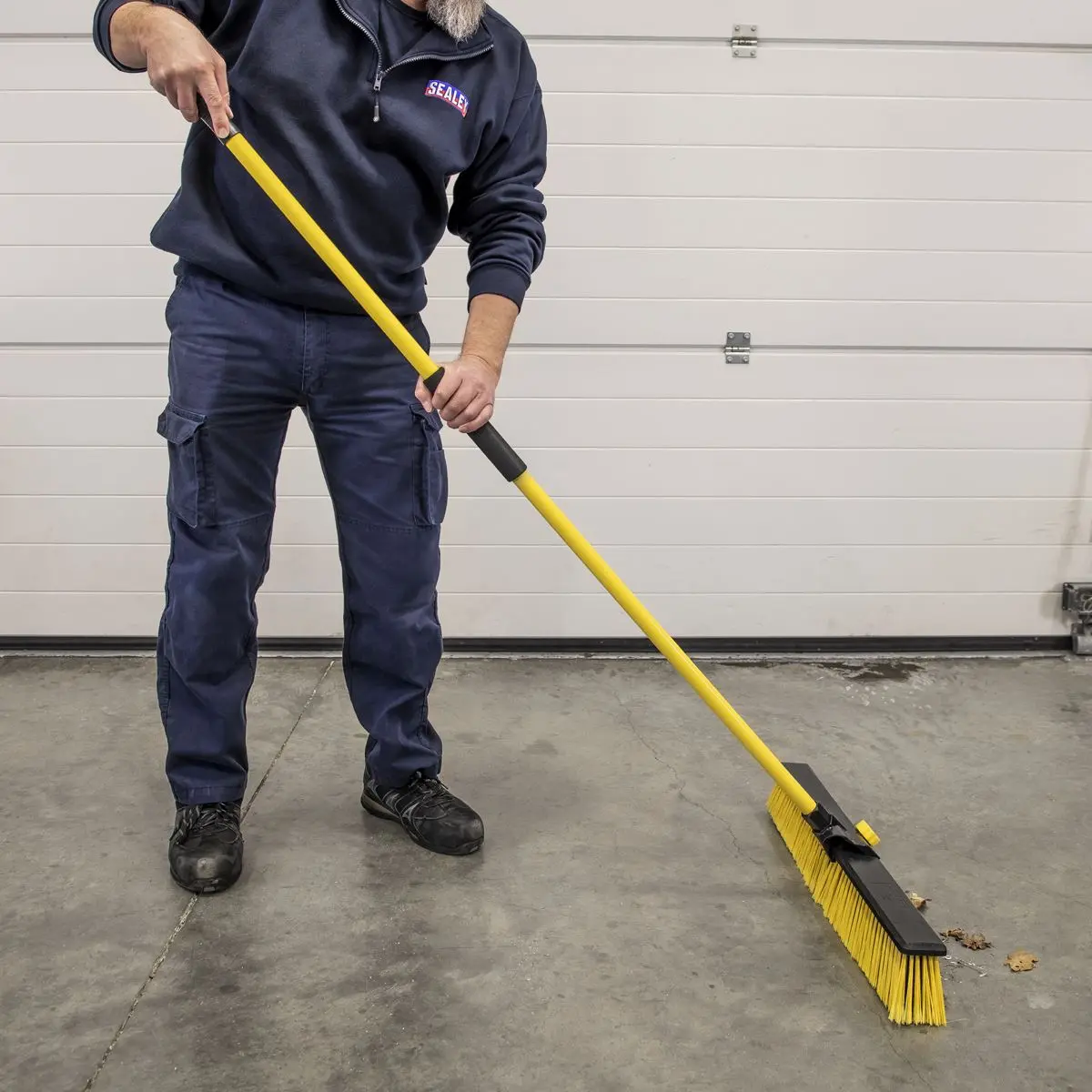 Sealey Bulldozer Yard Broom 24"(600mm) - Image 18