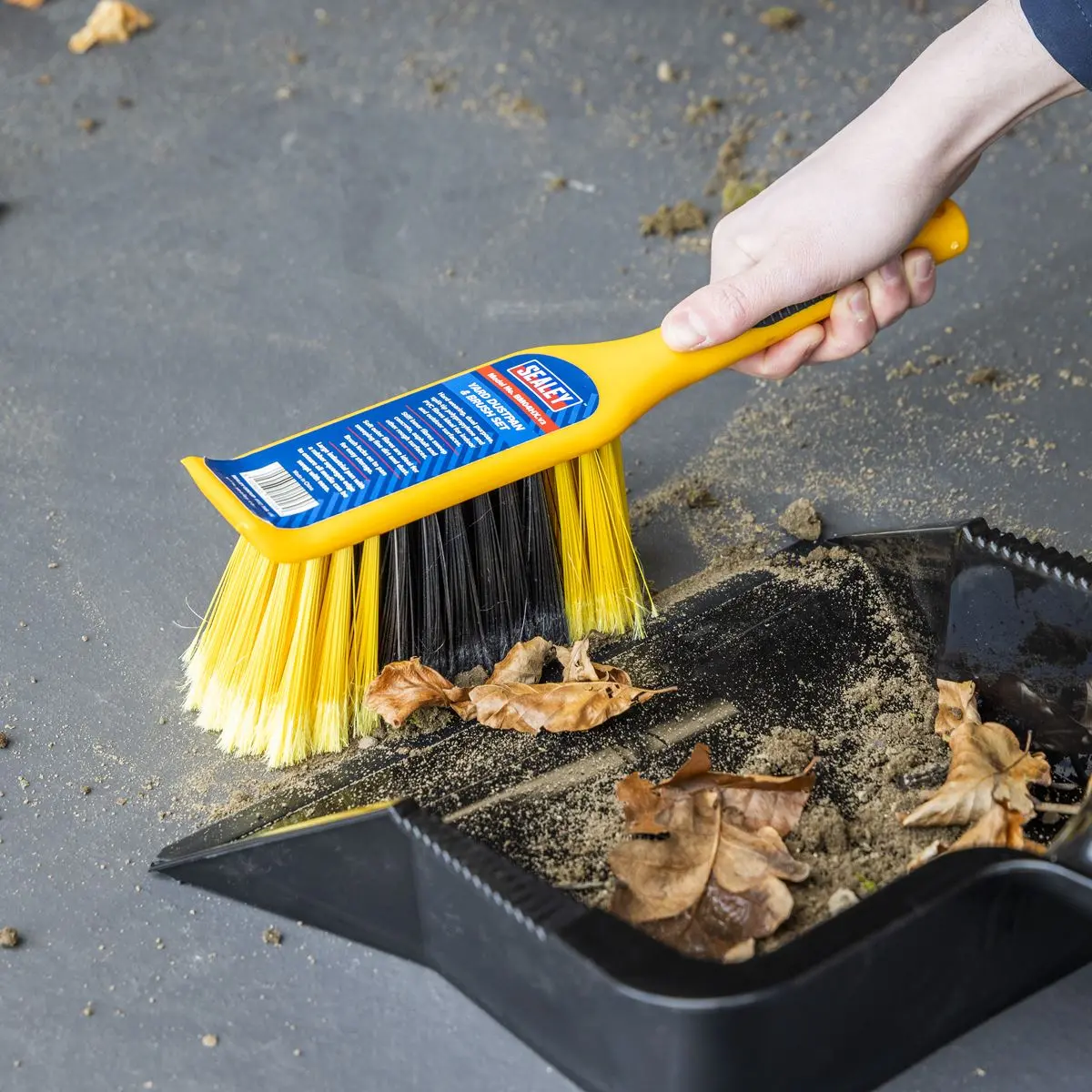 Sealey Bulldozer Yard Dustpan & Brush Set - Image 4