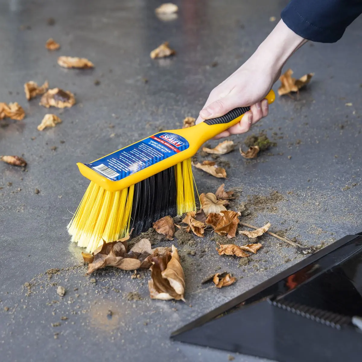 Sealey Bulldozer Yard Dustpan & Brush Set - Image 7
