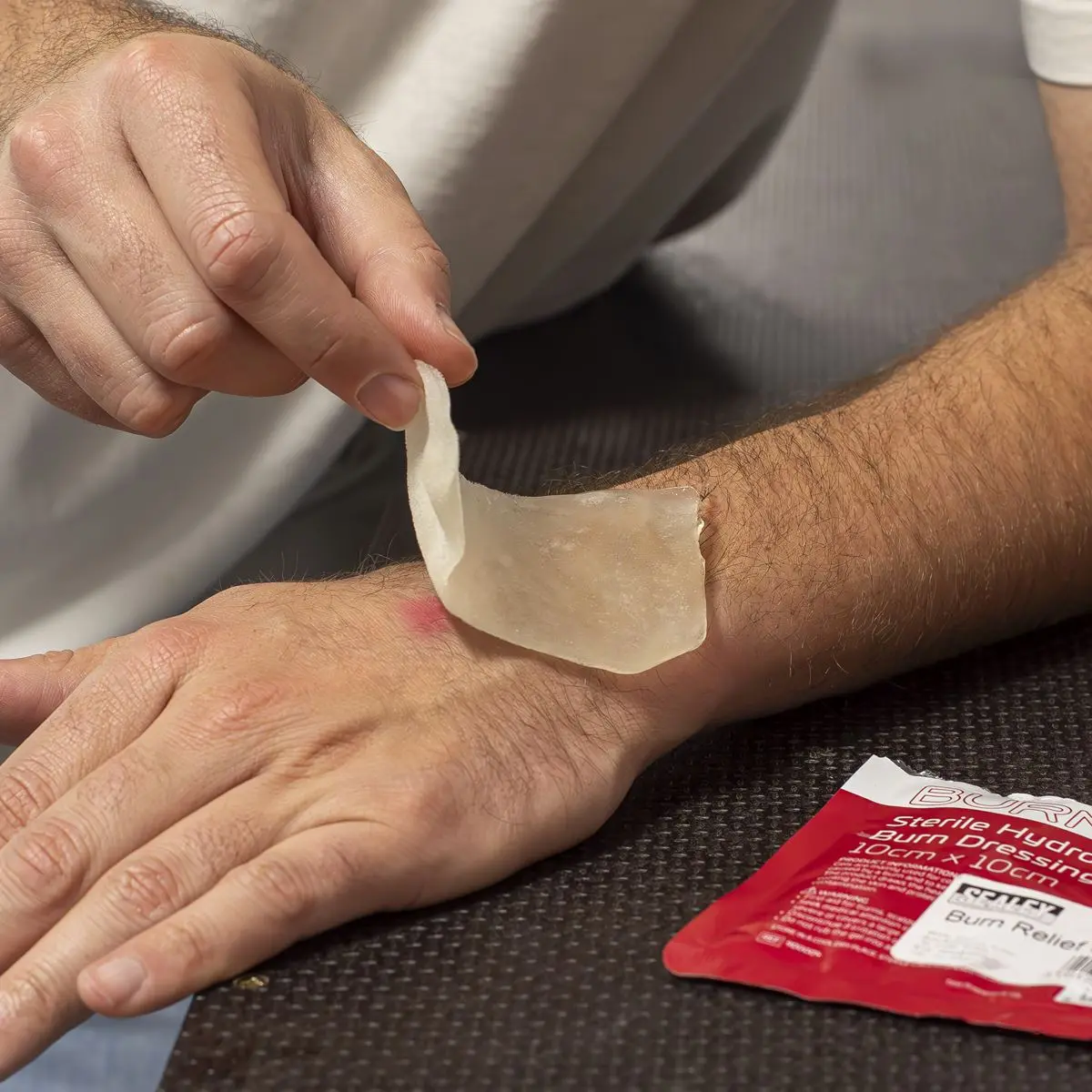 Sealey Burn Relief Dressing 100 x 100mm - Image 4
