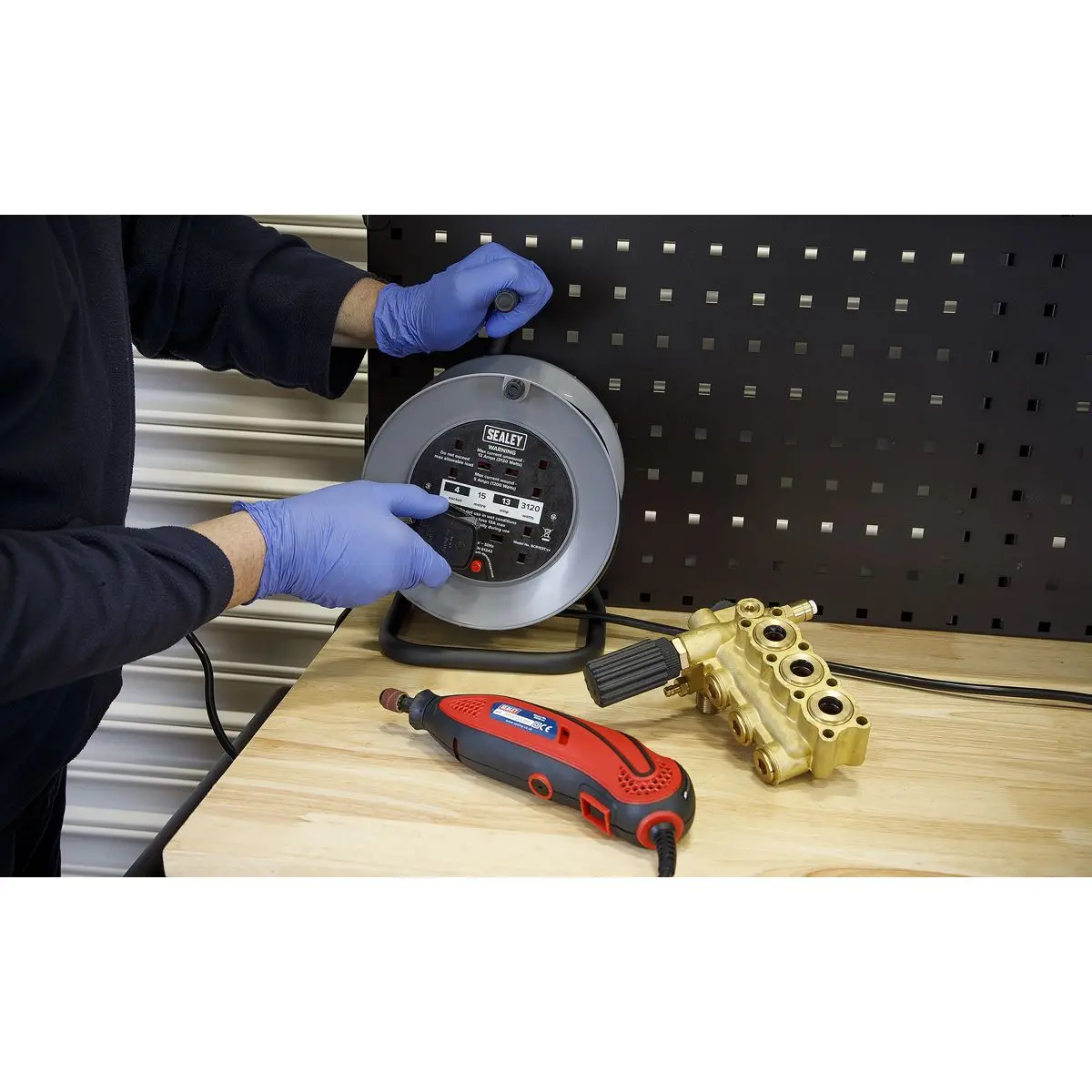 Sealey Cable Reel 15m 4 x 230V Thermal Trip - Image 3