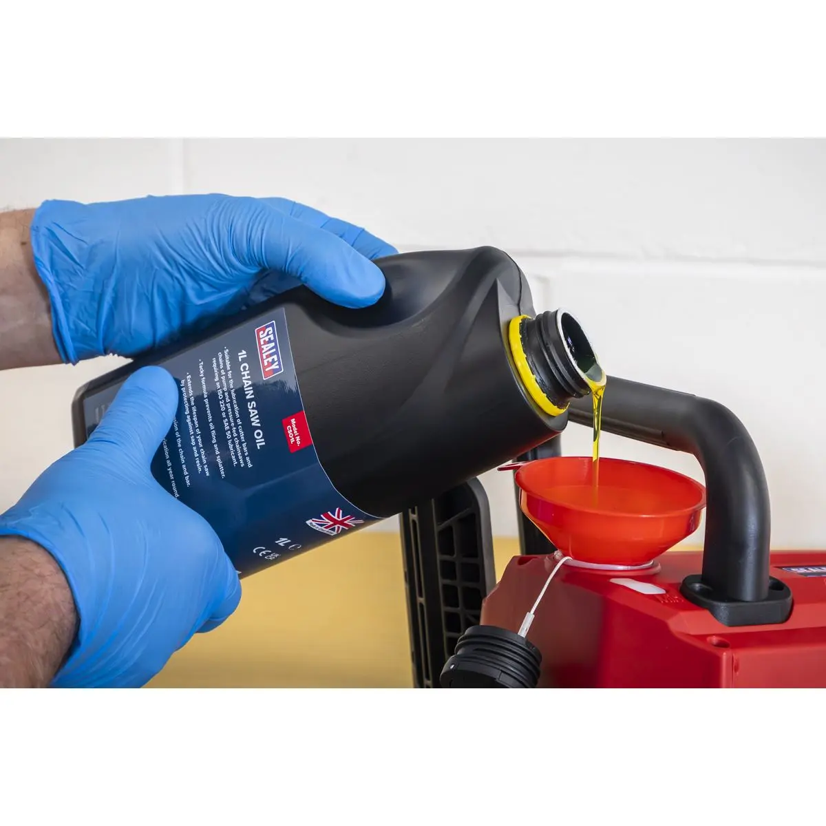 Sealey Chainsaw Oil 1L - Image 4