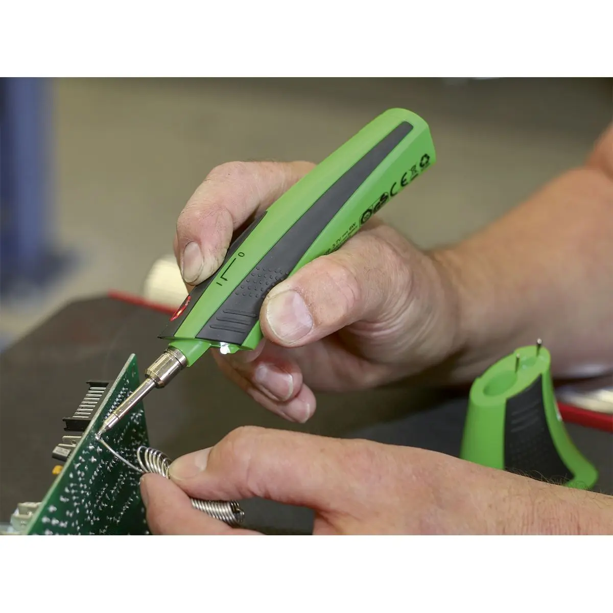 Sealey Cordless Soldering Iron Rechargable 3.7V Lithium-ion 510°C Welding - Image 4