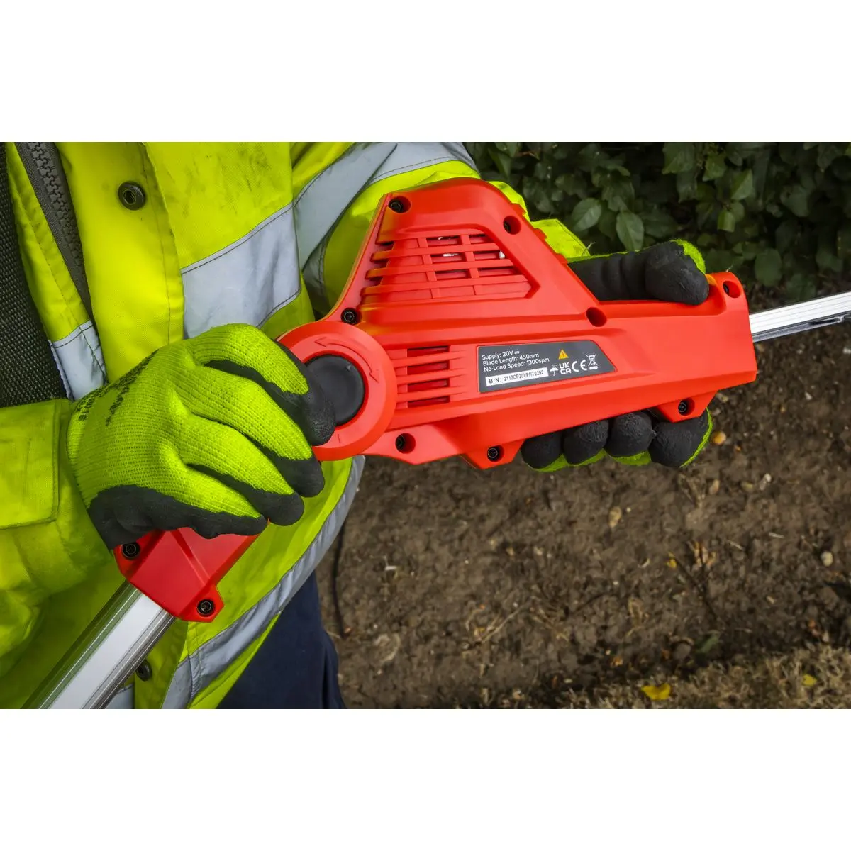 Sealey Cordless Telescopic Hedge Trimmer Kit 20V 2Ah SV20 Series - Image 7